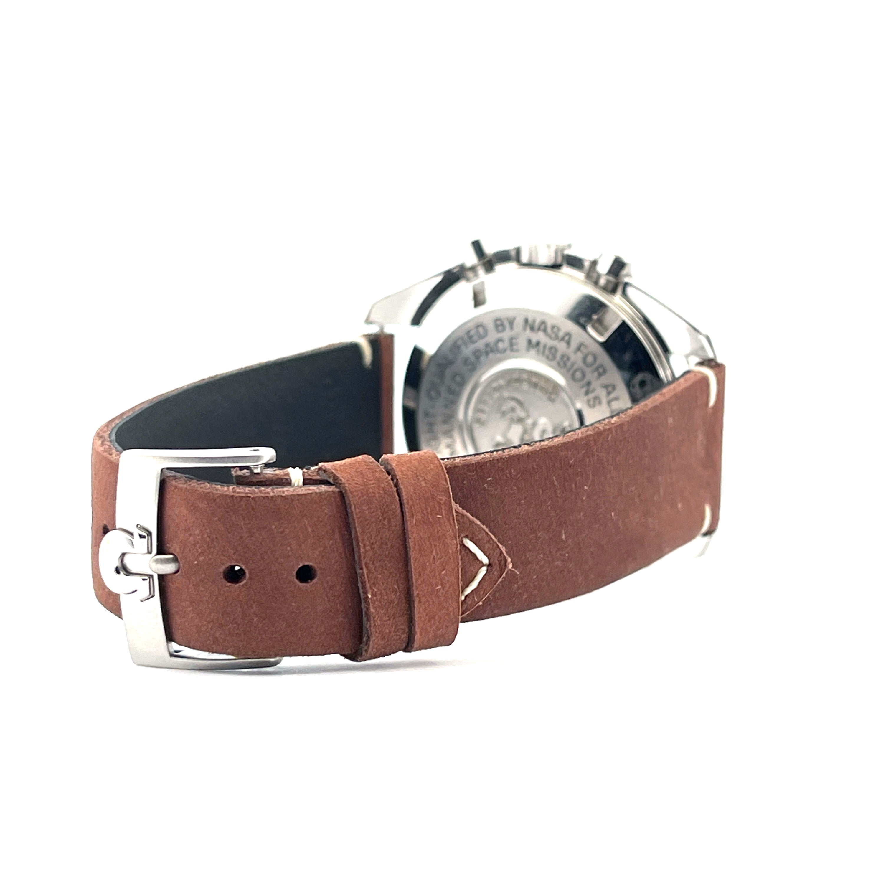 Omega Speedmaster Professional Moonwatch, Rückansicht mit braunem Lederarmband und Stahlschließe