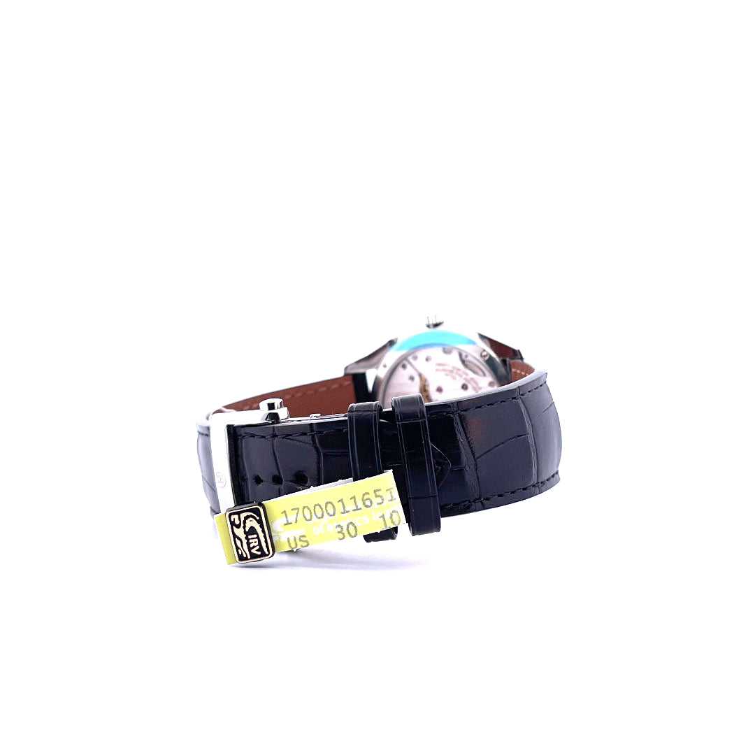 Parmigiani Tonda 1950 Seitenansicht mit schwarzem Lederarmband und Preisschild