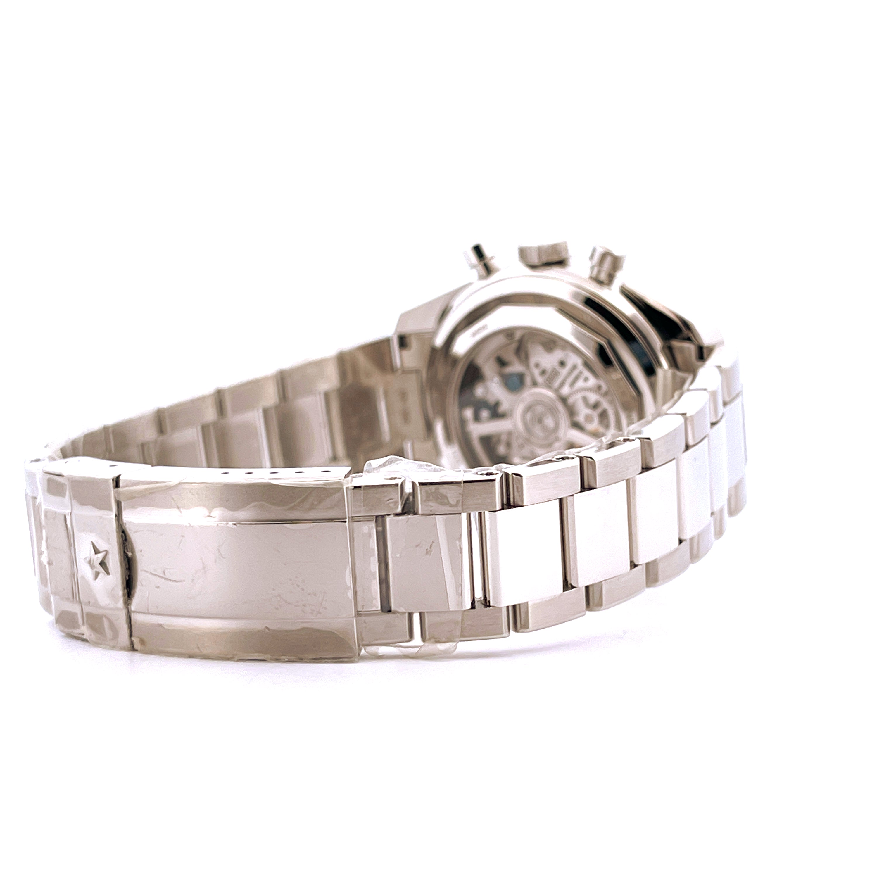 Seitenansicht einer Zenith Chronomaster Original 38mm mit Edelstahlgehäuse und -armband auf weißem Hintergrund