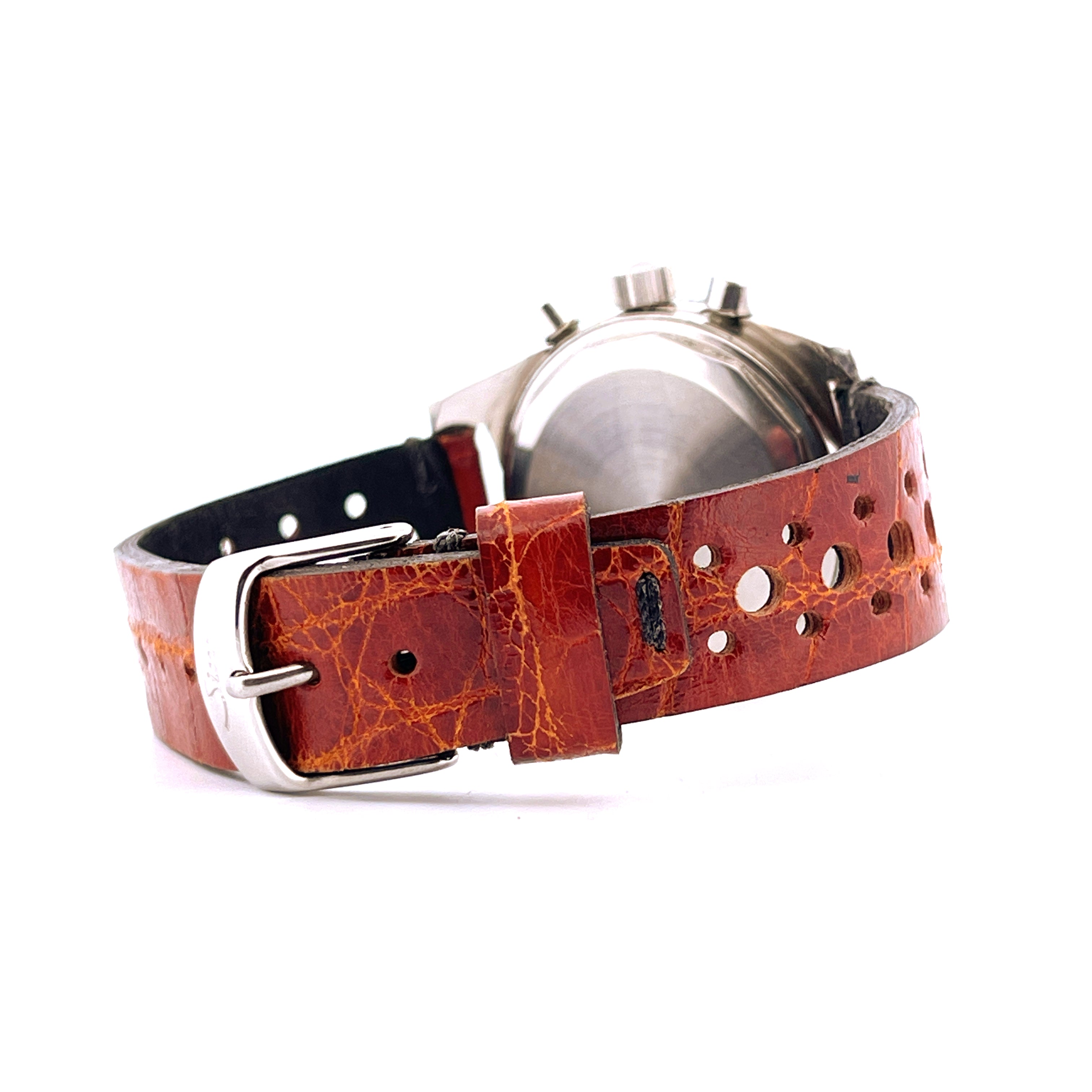 Sinn Vintage Chronograph 102A mit braunem Lederarmband und silberner Dornschließe auf weißem Hintergrund