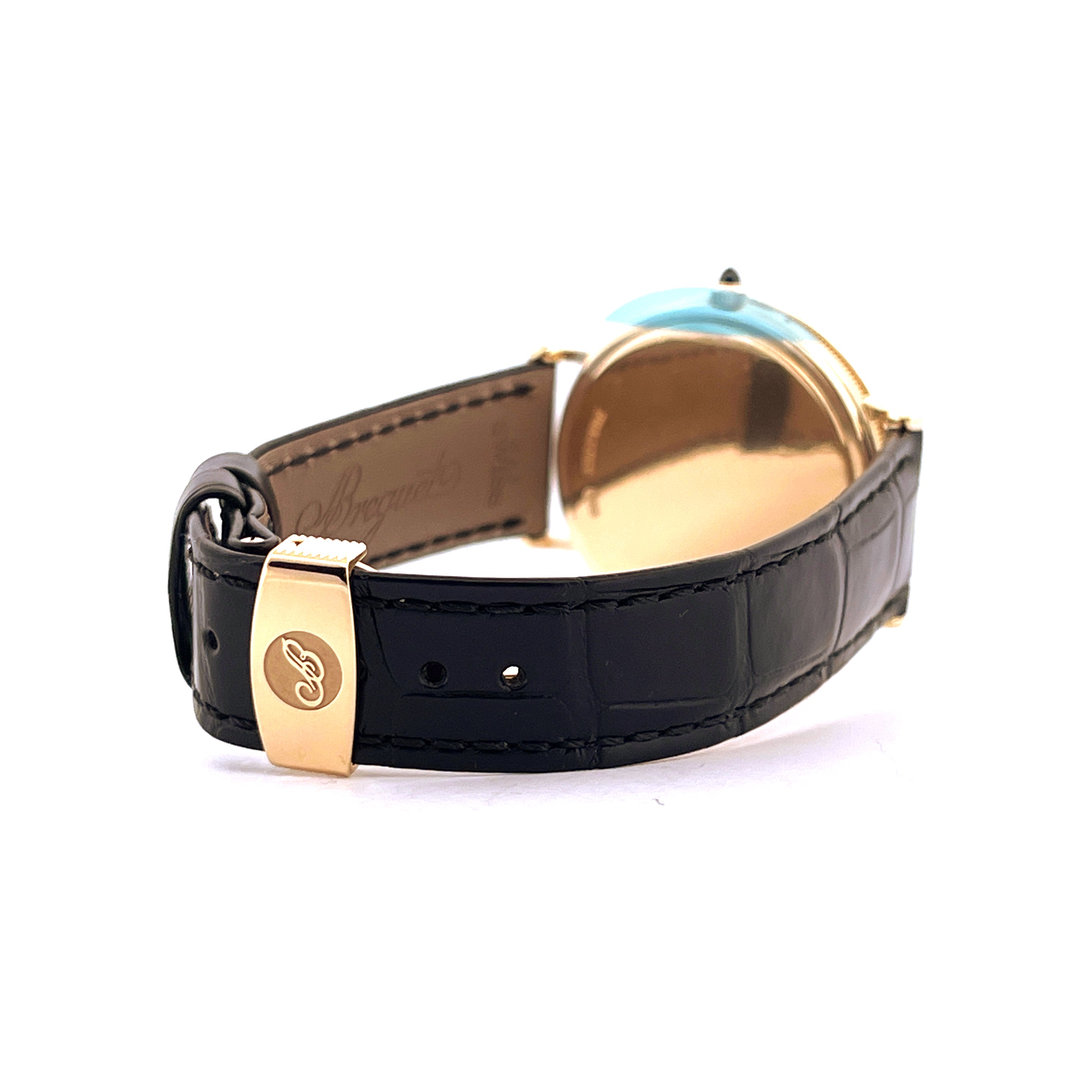 Breguet Classique Power Reserve Gelbgold Uhr Seitenansicht mit schwarzem Lederband und Dornschließe mit Logo