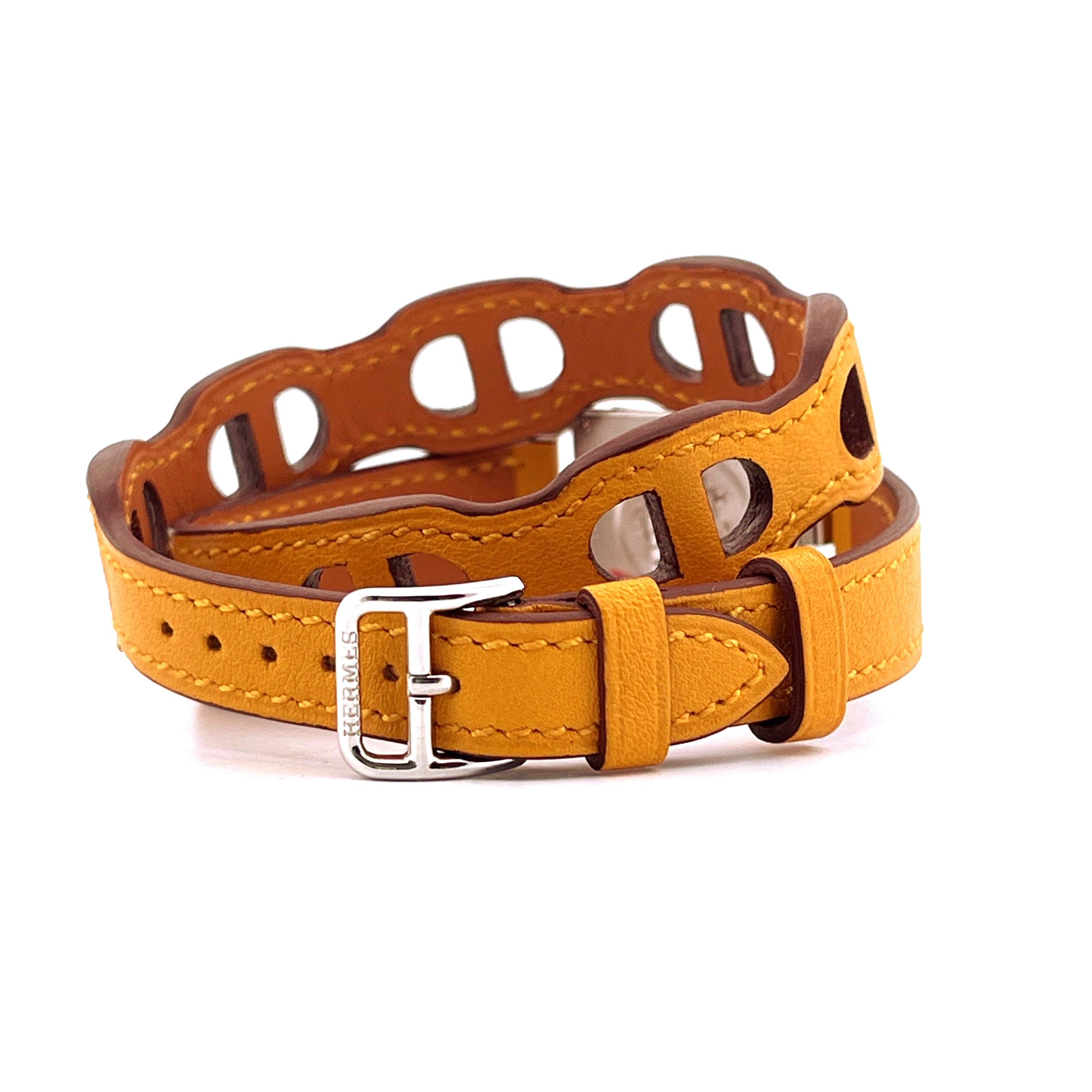Hermès Cape Cod Armbanduhr mit gelbem Lederband und silberner Schnalle auf weißem Hintergrund