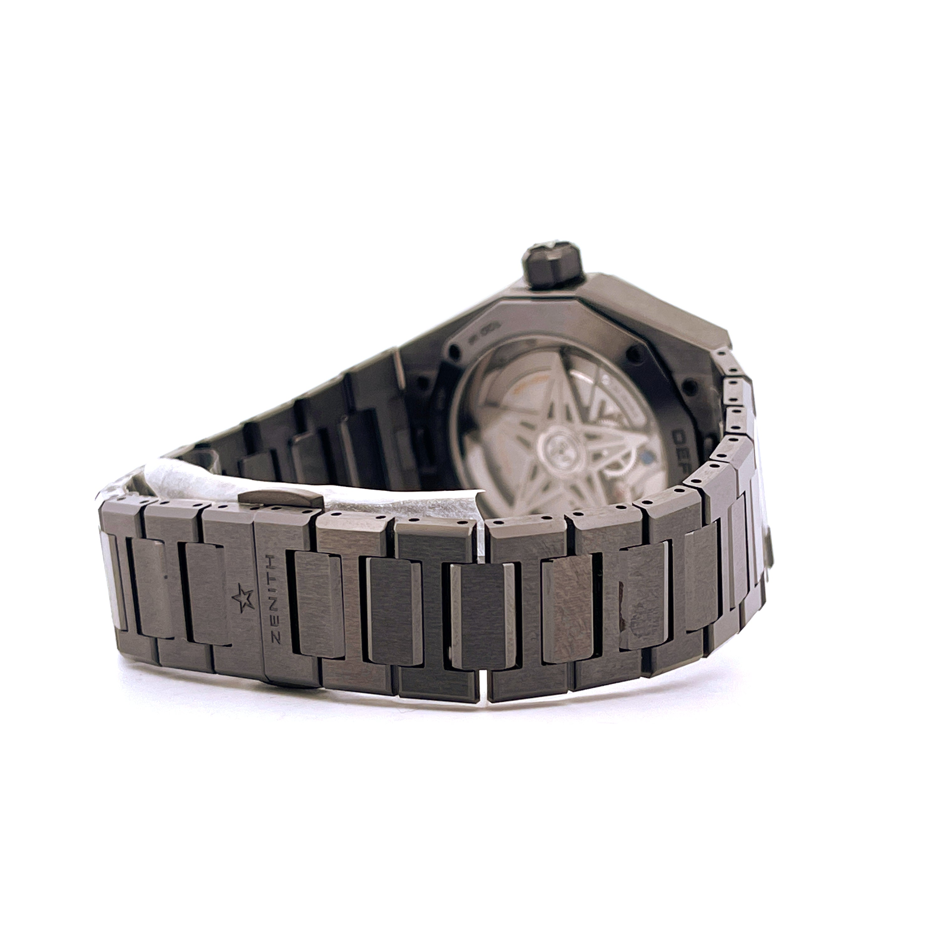 Seitenansicht einer Zenith Defy Skyline 41mm Keramikuhr mit Armband aus demselben Material vor weißem Hintergrund
