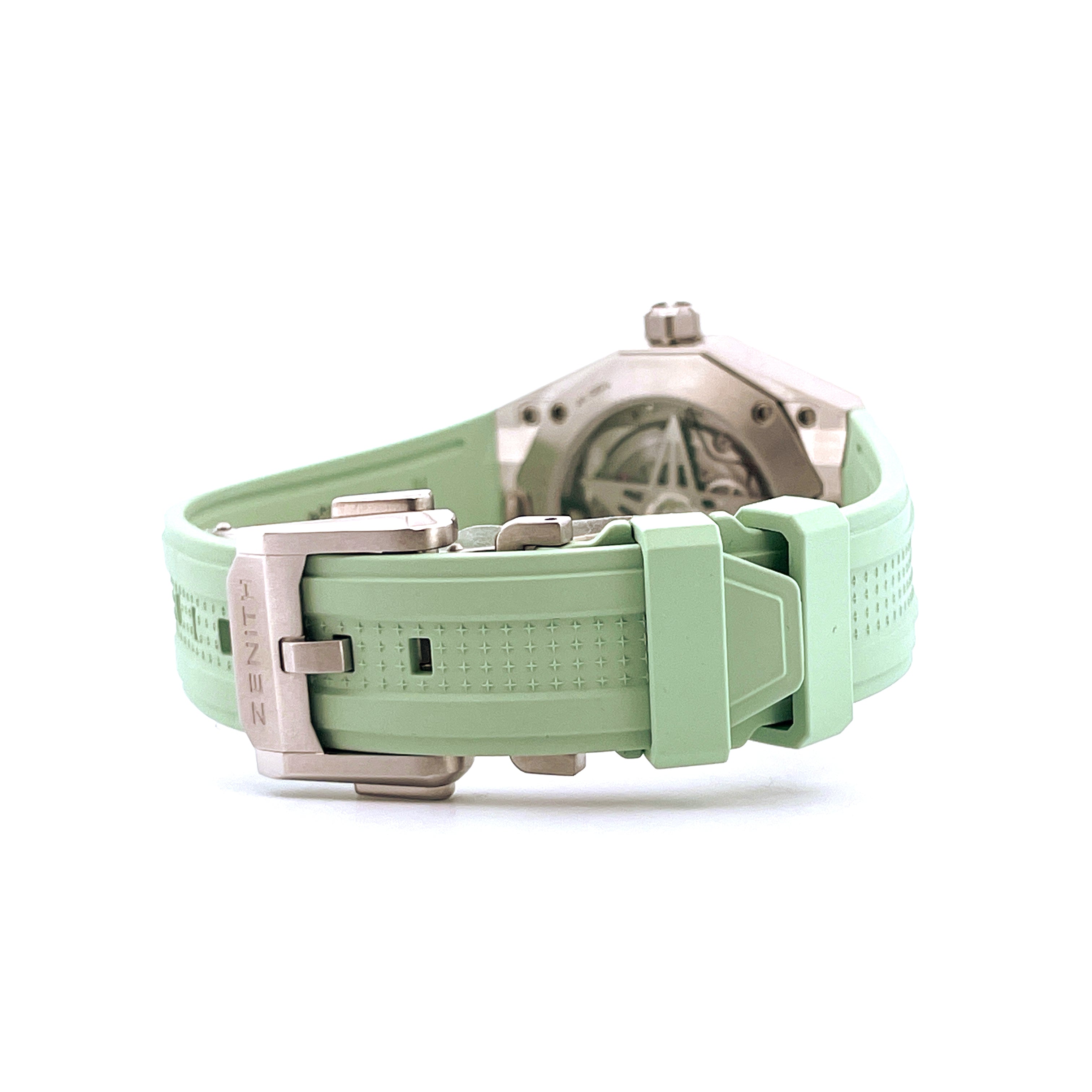 Nahaufnahme der Zenith Defy Skyline Green Uhr mit hellgrünem Kautschukarmband und Edelstahlschließe