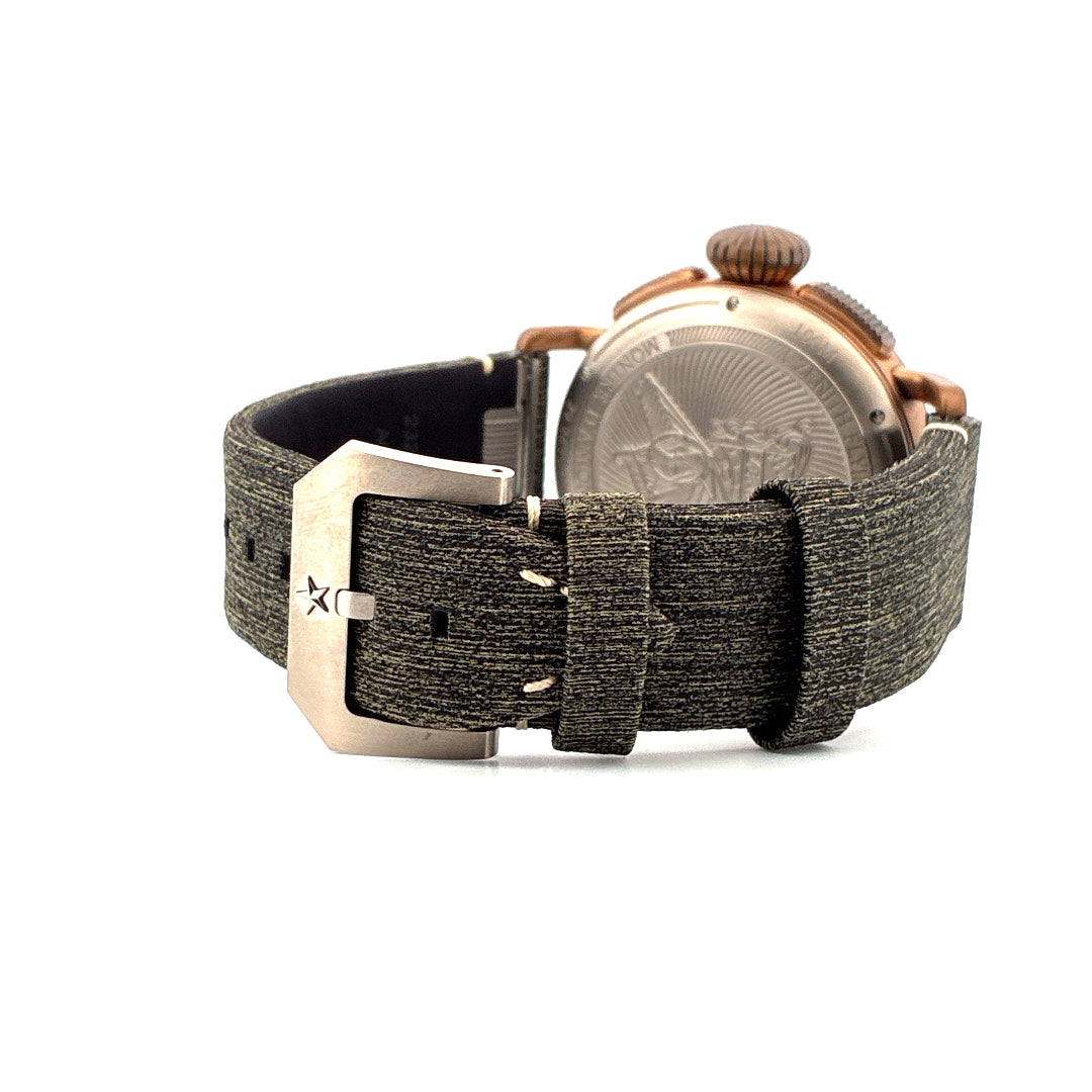 Seitenansicht einer Zenith Pilot Type 20 Chronograph Adventure Uhr mit bronzenem Gehäuse und grünem Stoffarmband