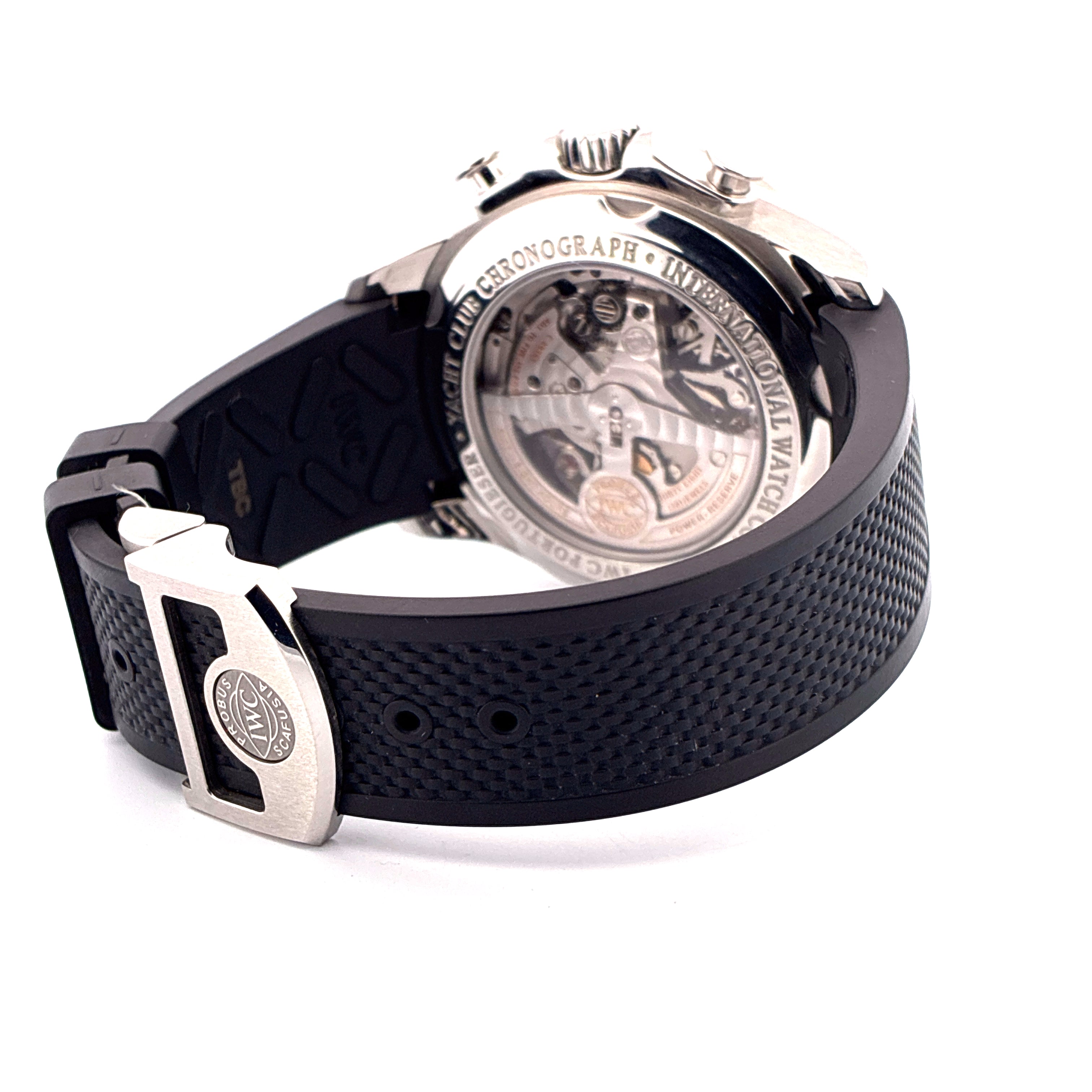 Rückansicht des IWC Portuguese Yacht Club Chronographen mit sichtbarem Uhrwerk und schwarzem Kautschukarmband