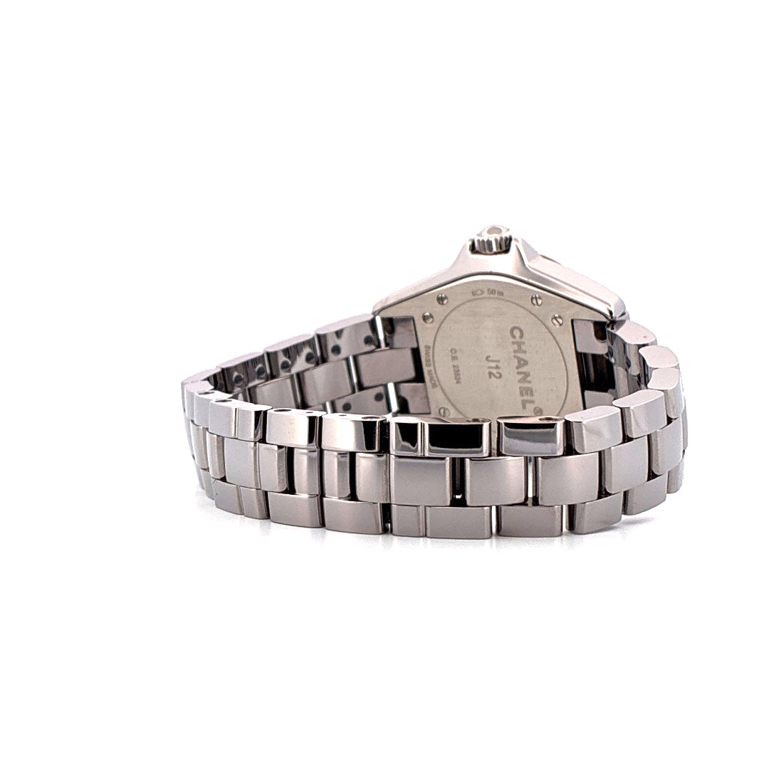 Rückansicht einer neuen Chanel J12 33mm Keramikuhr mit Edelstahlarmband