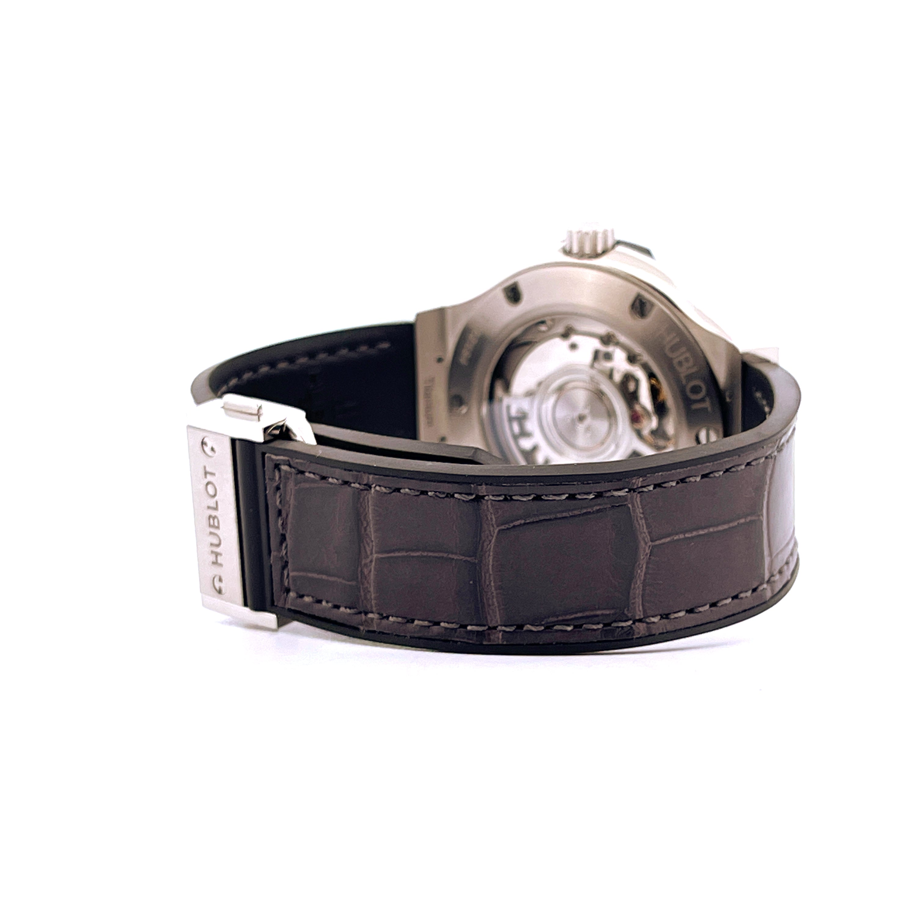 Detailansicht der Hublot Classic Fusion 38mm mit grauem Krokodillederarmband und Titanschließe