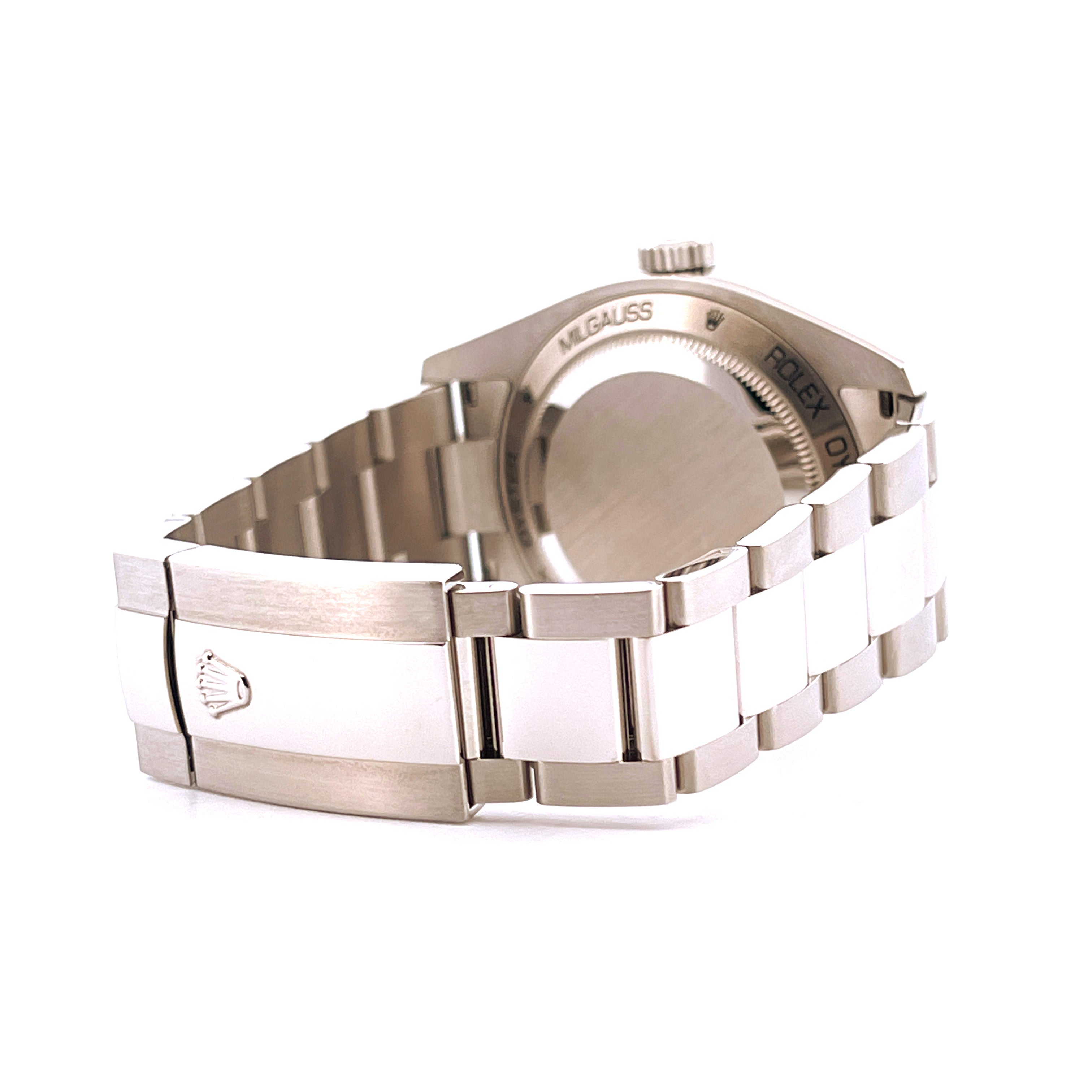 Rolex Milgauss 116400 Stahl Armband und Schließe von der Seite auf weißem Hintergrund