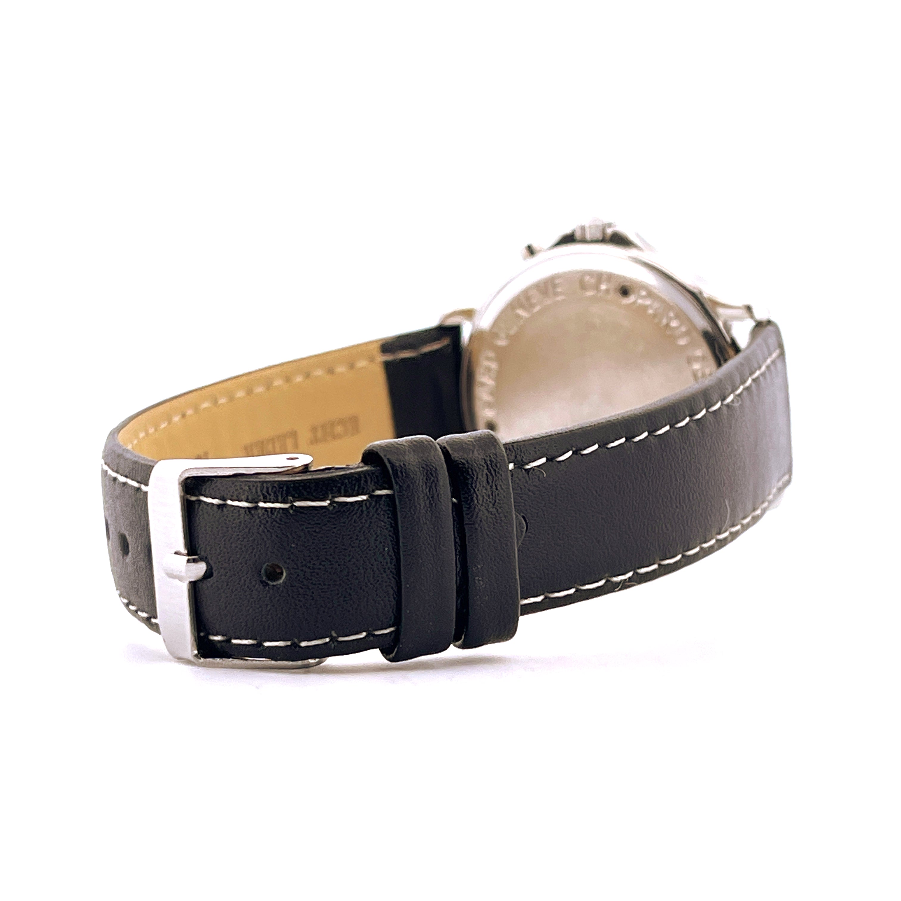 Seitenansicht des Chopard Mille Miglia Monopusher mit schwarzem Lederarmband und silberner Schließe auf weißem Hintergrund