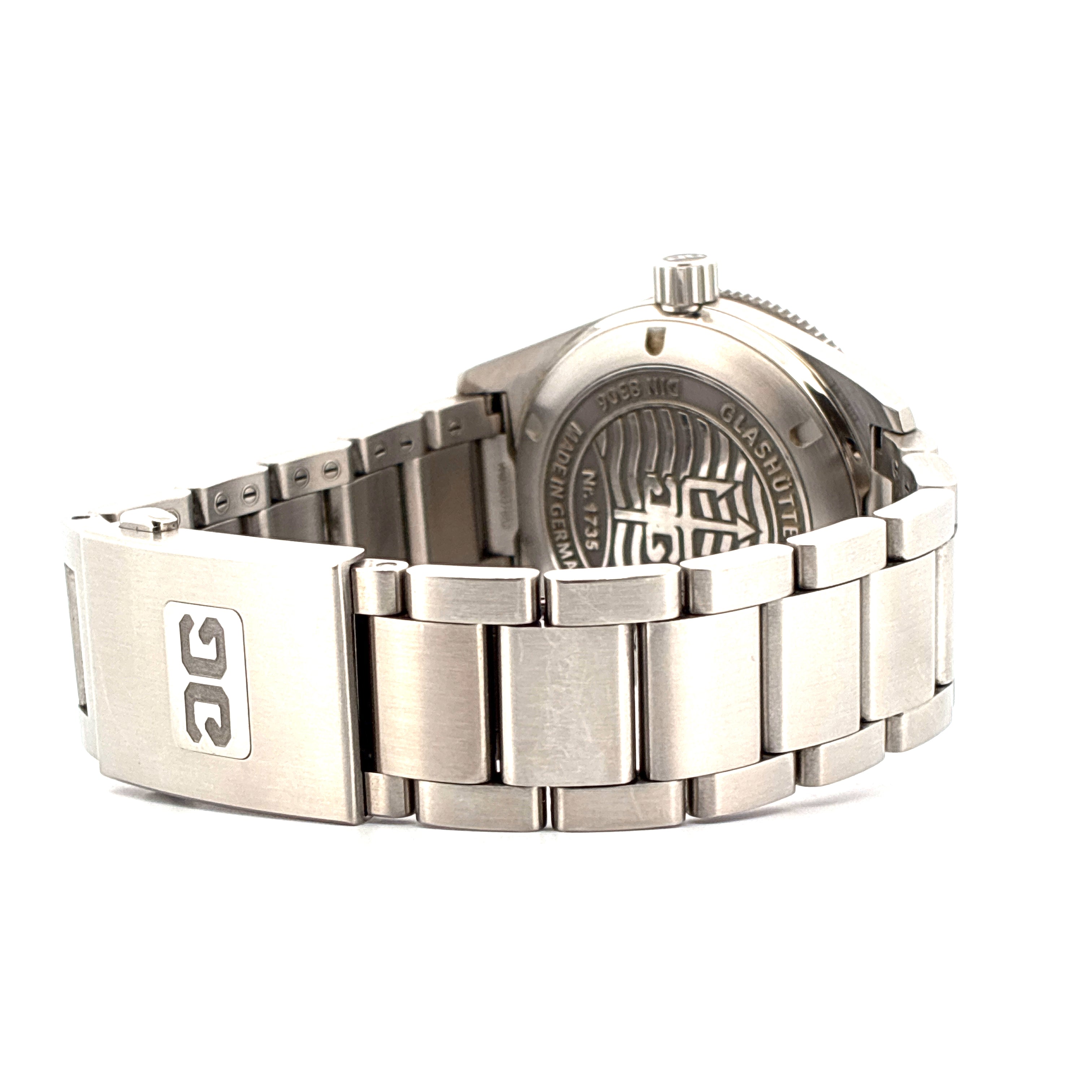 Glashütte Original SeaQ von rechts hinten, Stahlarmband und poliertem Gehäuse auf weißem Hintergrund