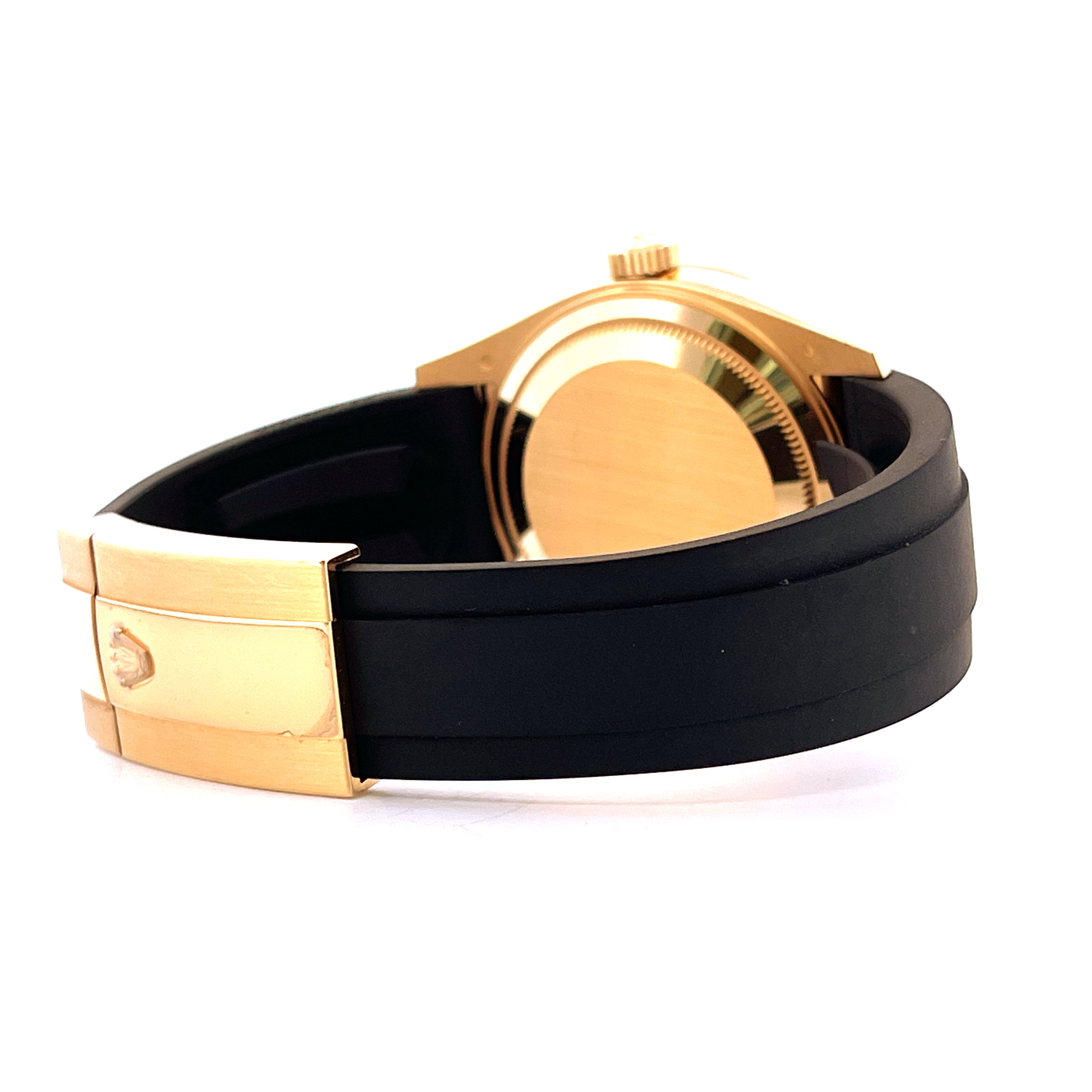 Rolex Sky-Dweller Gold Rubber von der Seite, mit goldenem Gehäuse und schwarzem Kautschukarmband