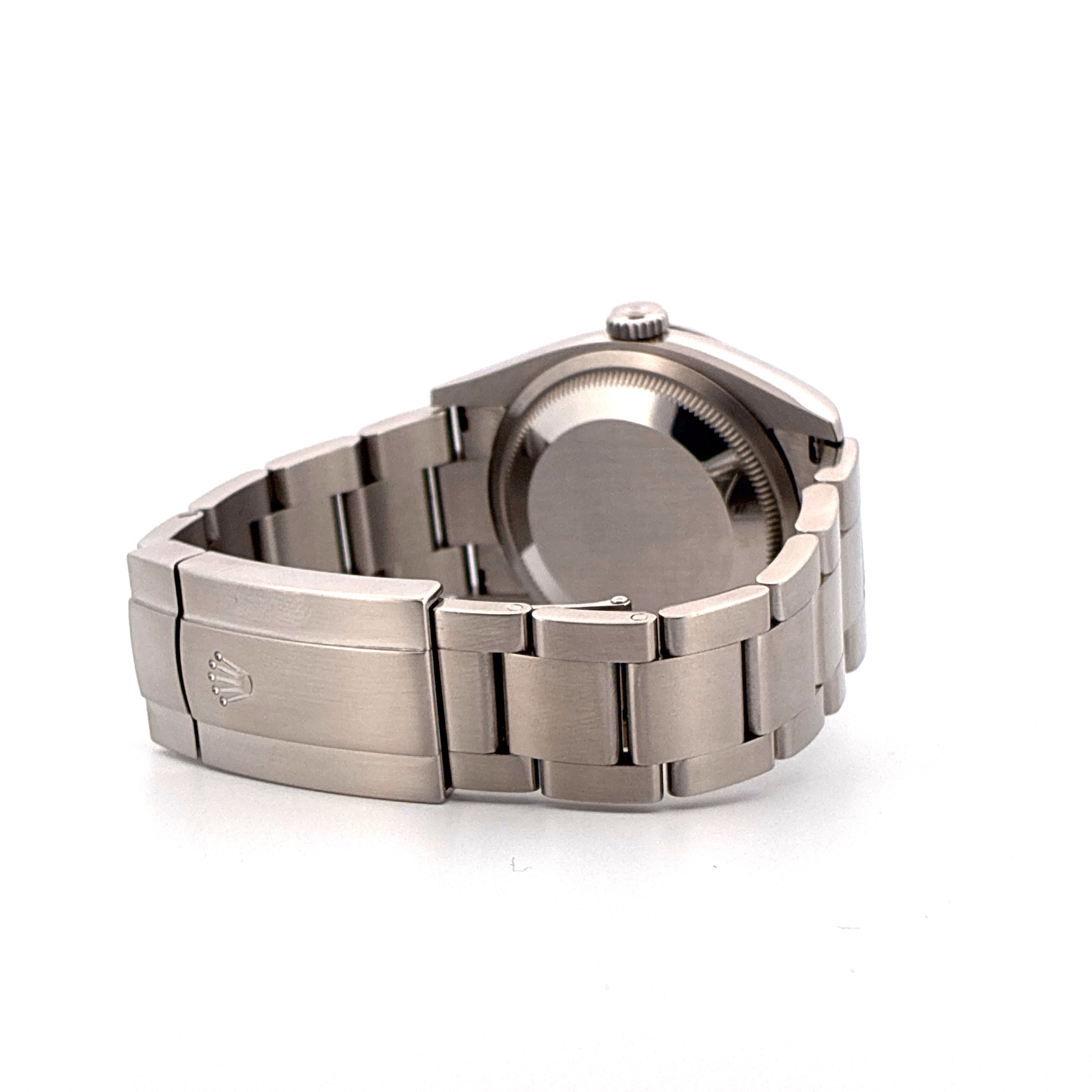 Rolex Oyster Perpetual 36 mit Stahlarmband von der Seite gesehen mit Fokus auf der Schließe