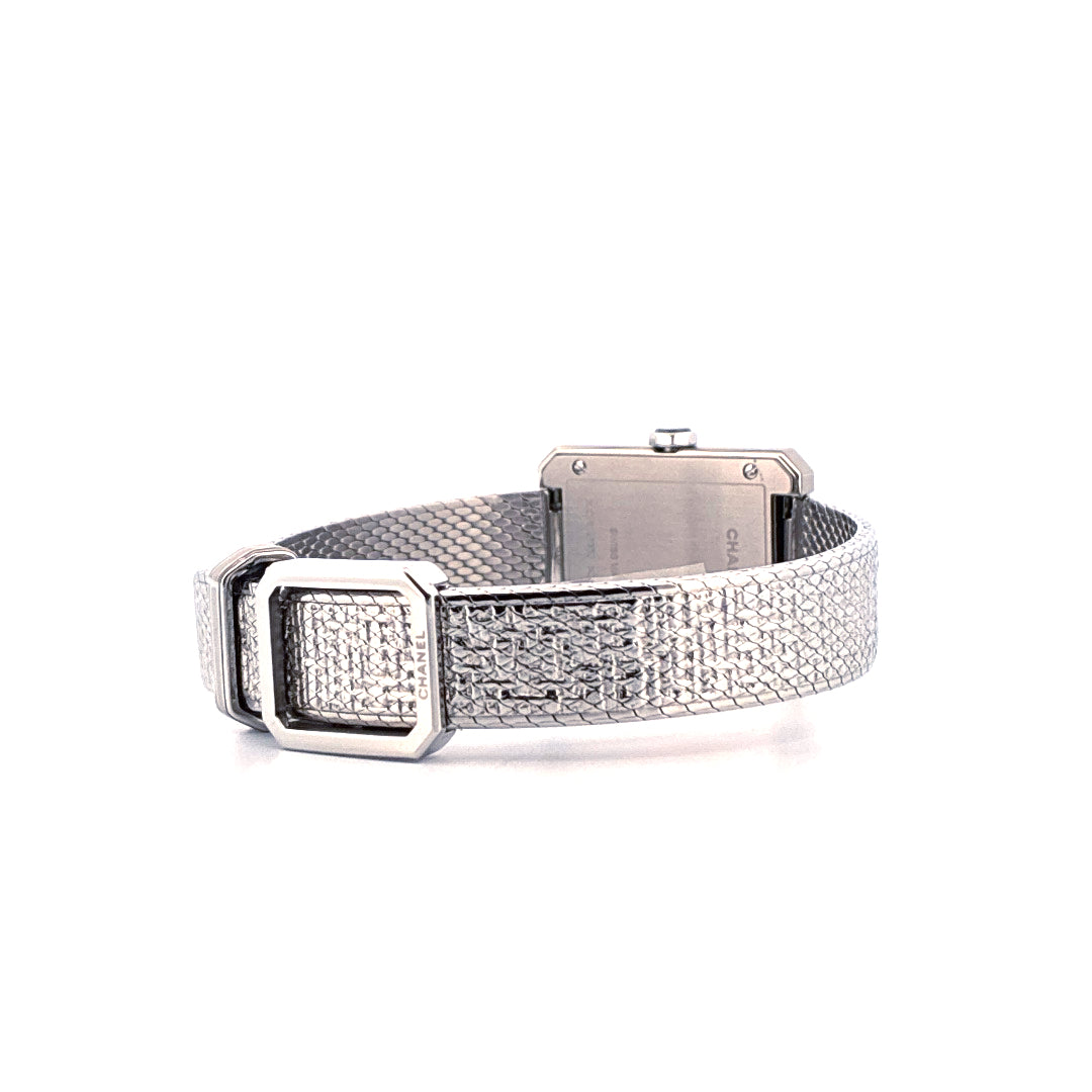 Chanel Boyfriend Damenuhr aus Edelstahl mit funkelndem Armband und Diamant besetzter Lünette auf weißem Hintergrund