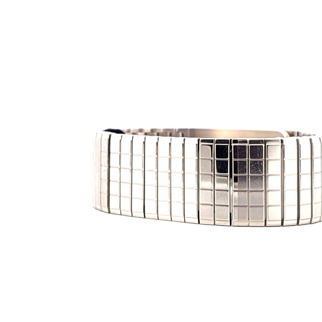 Chanel Code Coco mit Diamanten, Edelstahlarmband, Frontalansicht auf weißem Hintergrund