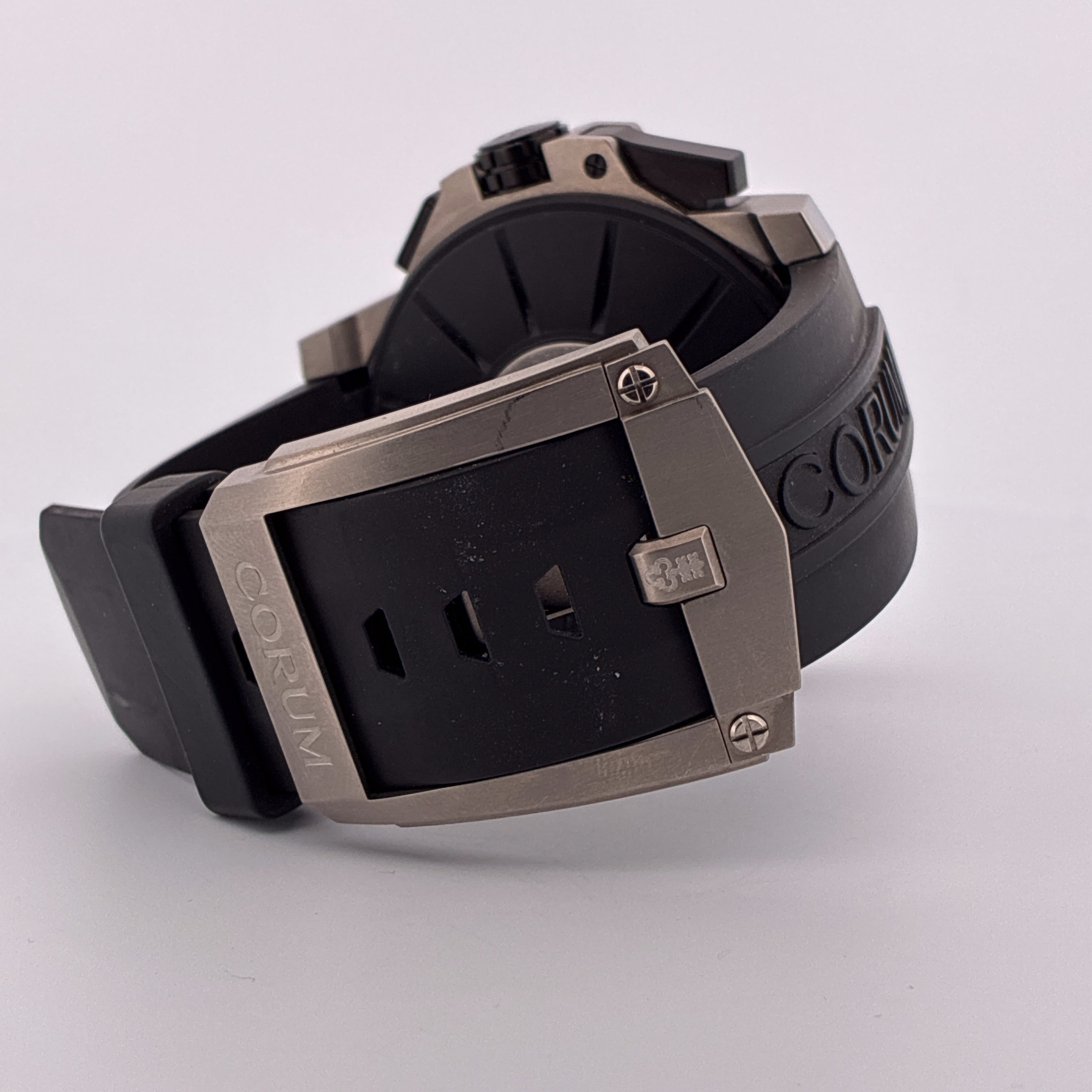 Corum Admiral's Cup Seafender 50 Chrono LHS im Detail, auf der rechten Seite eine geschwungene Schließe mit Gravur auf wei…