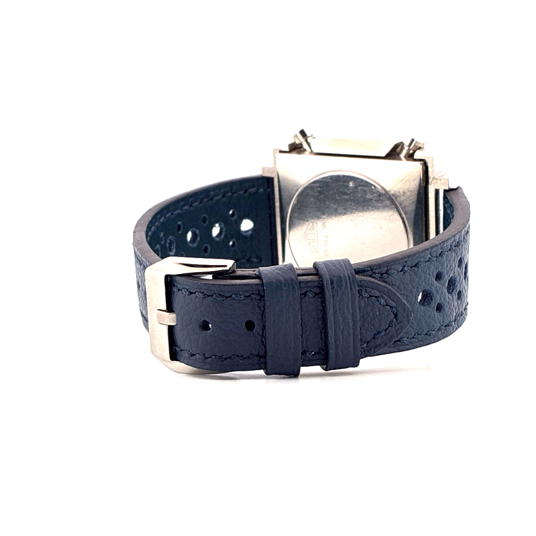Tag Heuer Monaco Calibre 11 Steve McQueen 39mm mit dunkelblauem Lederarmband und Stiftschließe Rückansicht