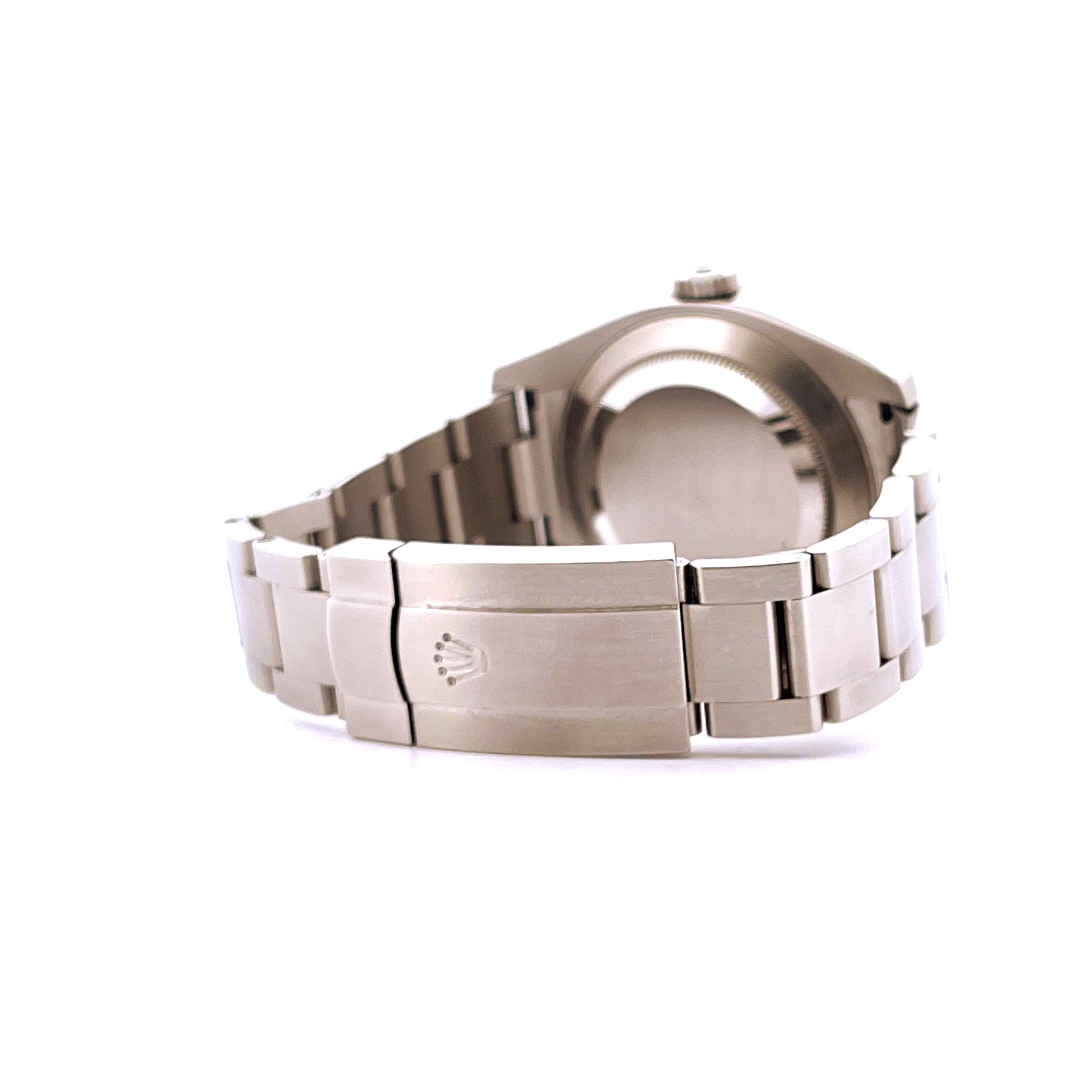 Seitenansicht einer gebrauchten Rolex Air King 116900 aus Stahl mit auf der Schließe eingraviertem Kronenlogo