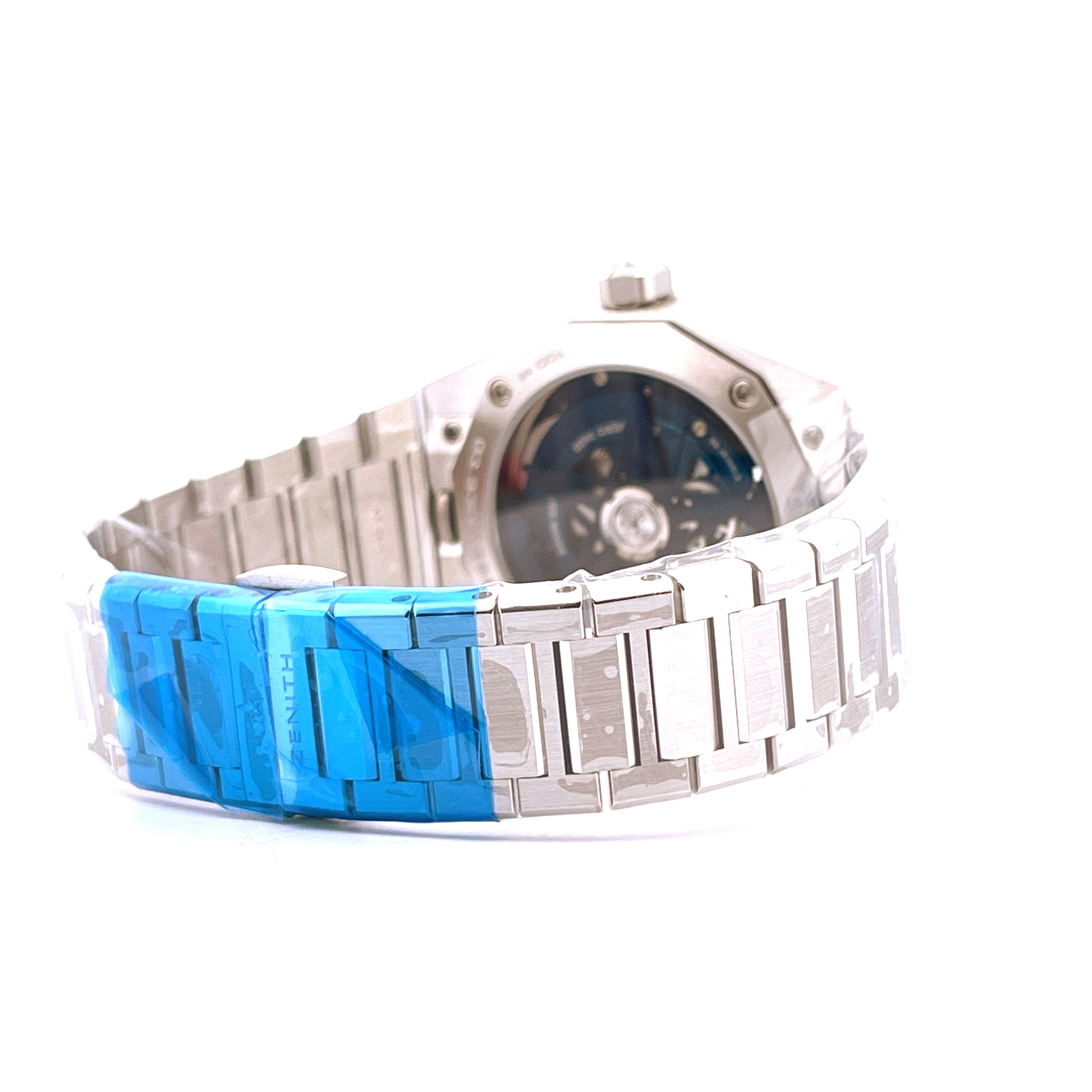 Zenith Defy Skyline Skeleton aus Edelstahl, eine Seitenansicht mit blauem Schutzband auf dem Armband