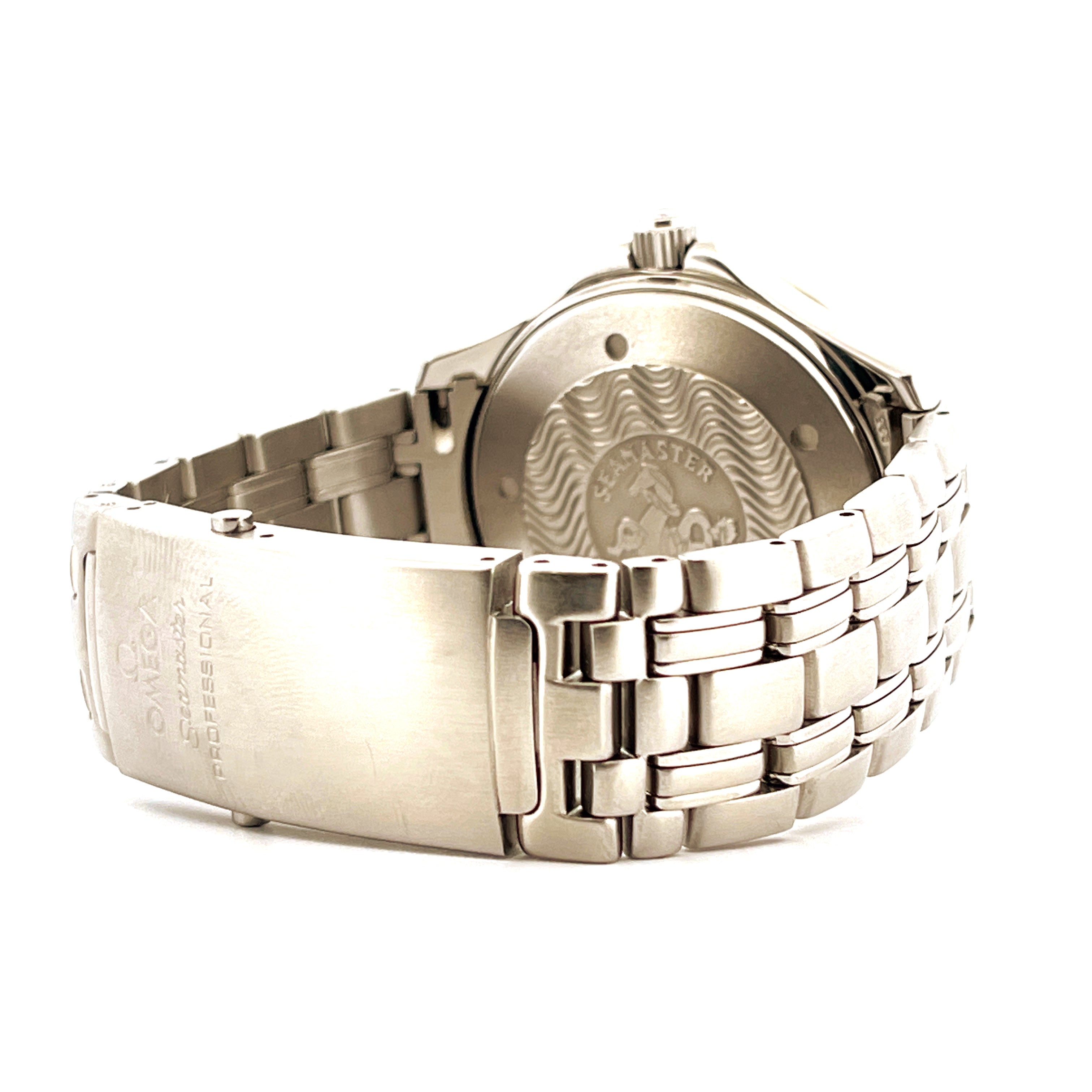 Omega Seamaster Professional Uhr aus Edelstahl im Seitenprofil mit geprägtem Logo auf der Schließe
