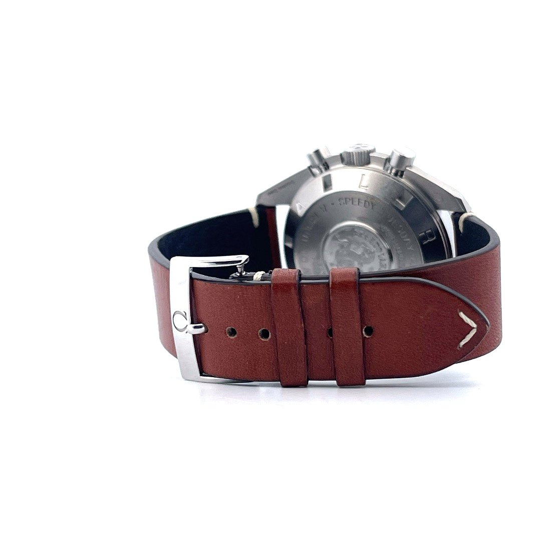 Omega Speedmaster Tuesday auf braunem Lederarmband, Seitenansicht mit Schließe, Hintergrund weiß