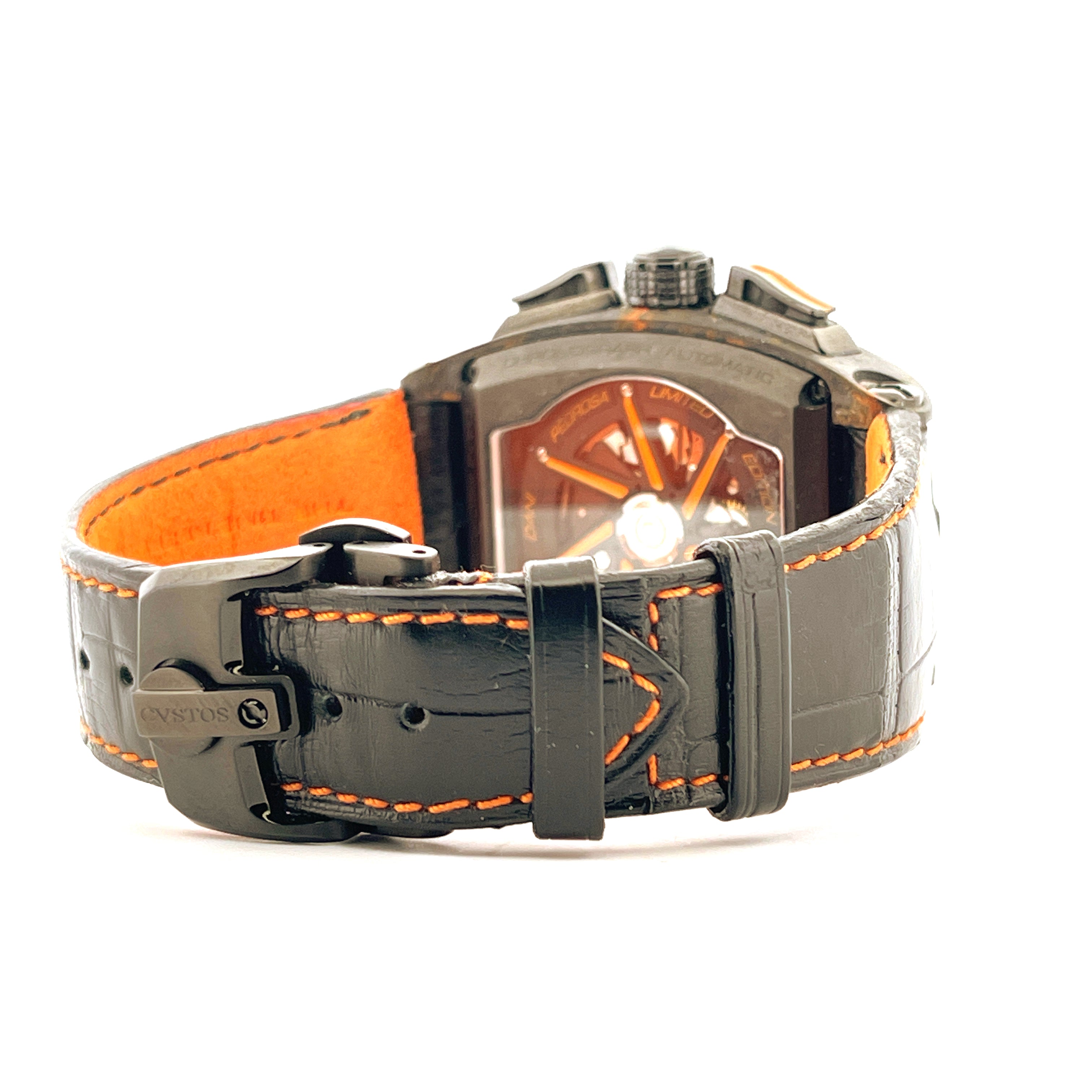 Cvstos Challenge II Chrono Dani Pedrosa Limited Edition im Profil mit schwarzem Lederarmband und orangefarbenen Nähten