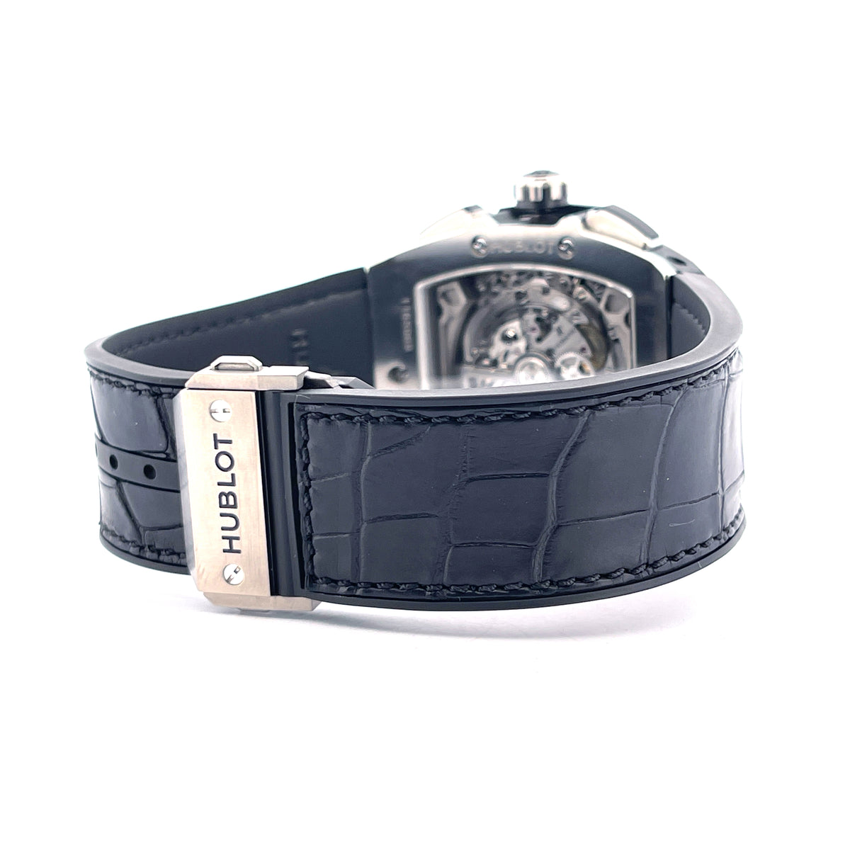 Hublot Spirit Of Big Bang 45 mm / 601.NX.0173.LR / Titan / Grey / Full Set + Invoice / Germany / 2015, Rückansicht mit Schließe, Armband und Gehäuseboden vor weißem Hintergrund