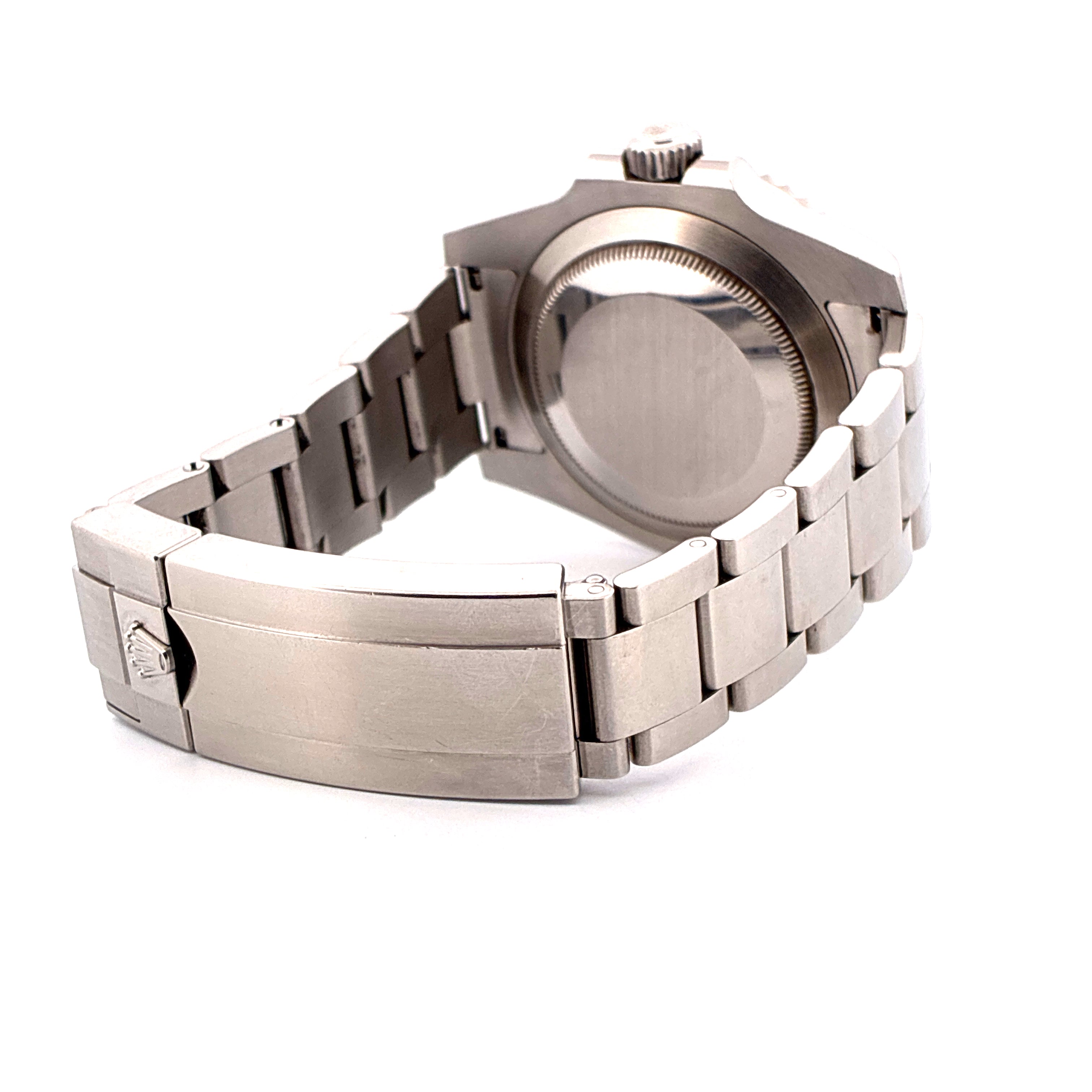 Rolex Submariner Date aus Stahl in Seitenansicht, Gehäuseboden und Schließe mit Rolex-Logo sichtbar
