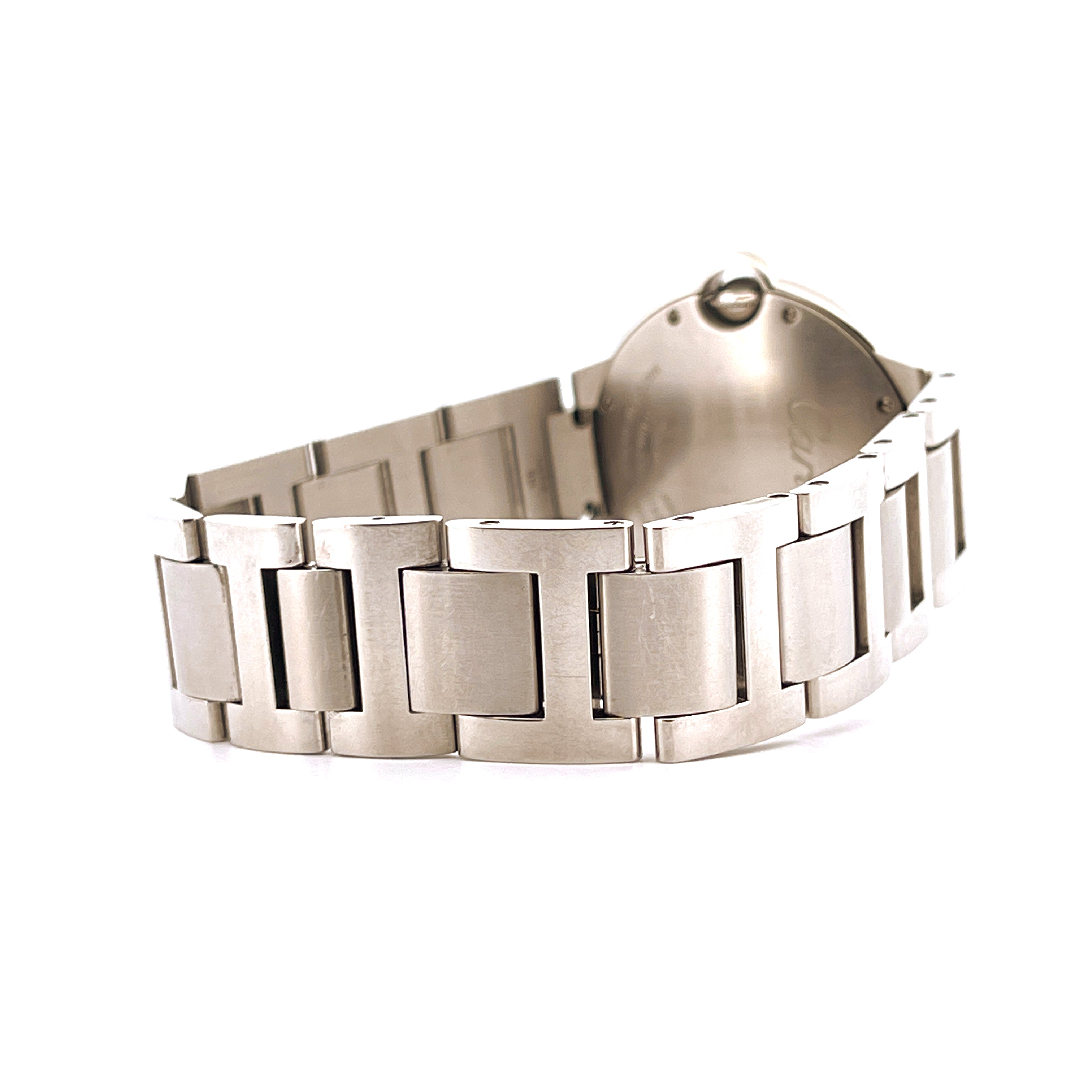 Seitenansicht einer Cartier Ballon Bleu Uhr aus Edelstahl mit charakteristischem Armband auf weißem Hintergrund
