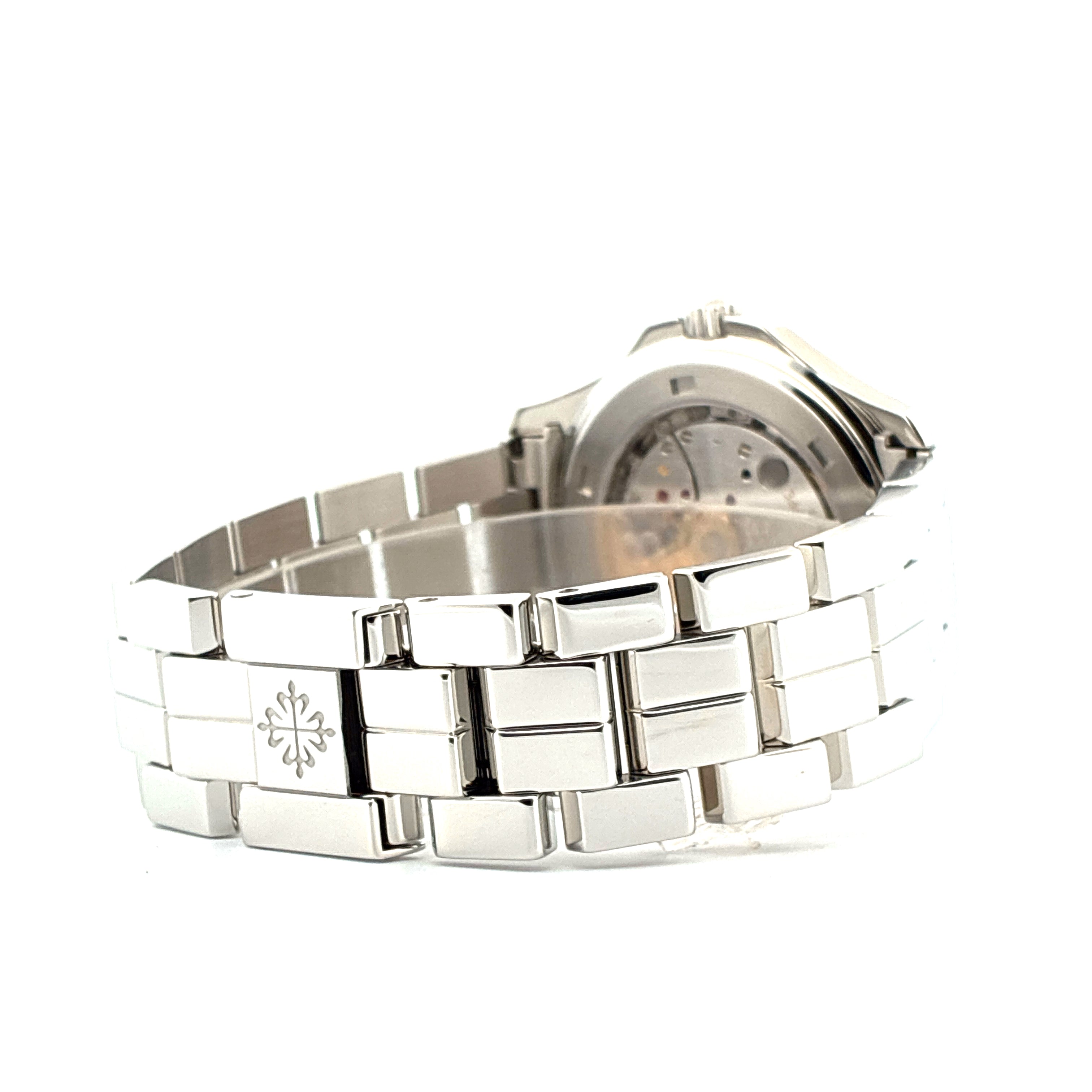 Patek Philippe Aquanaut Armband aus Edelstahl mit Gravur auf weißem Hintergrund