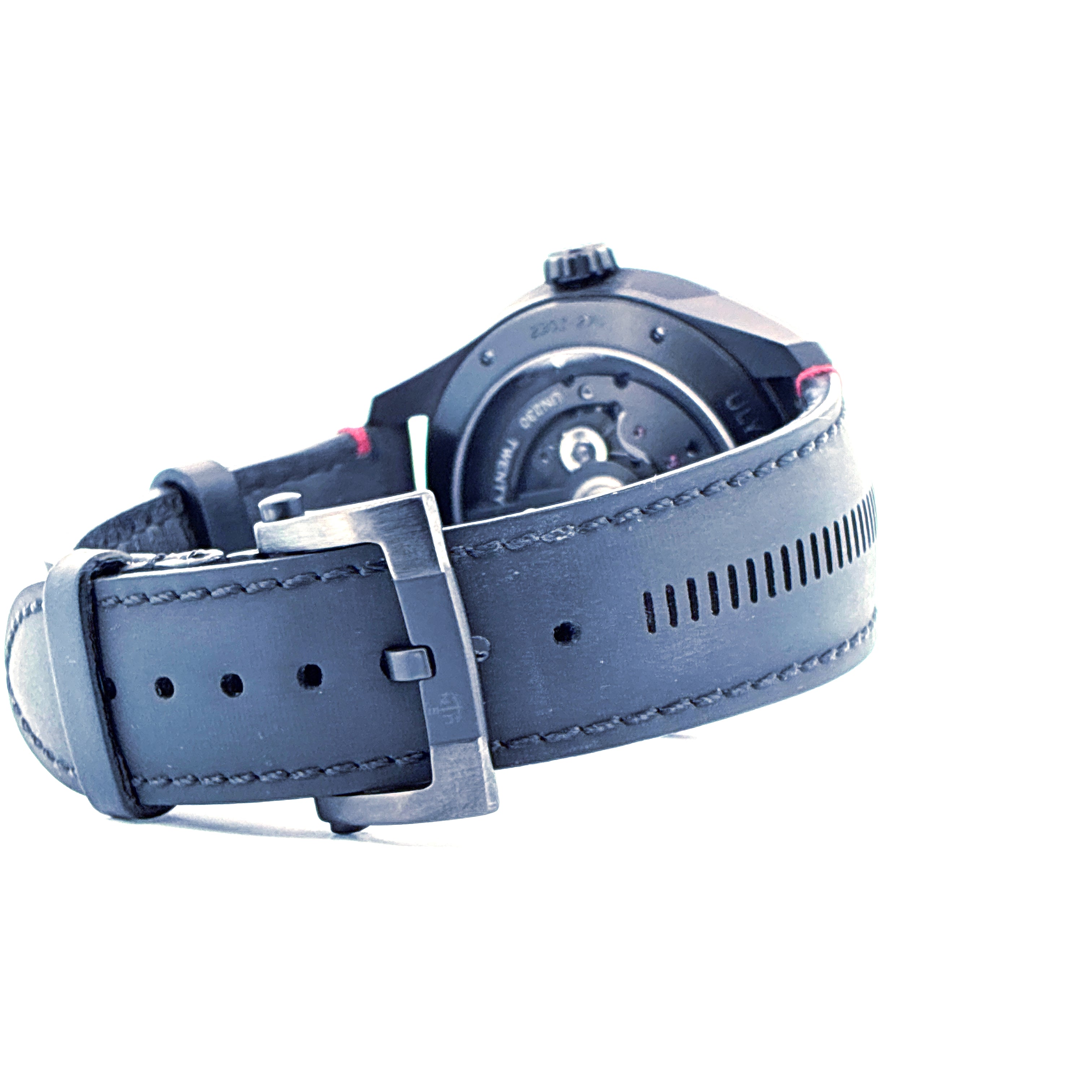 Ulysse Nardin Freak X in Seitenansicht mit schwarzem Lederarmband und Edelstahlschließe