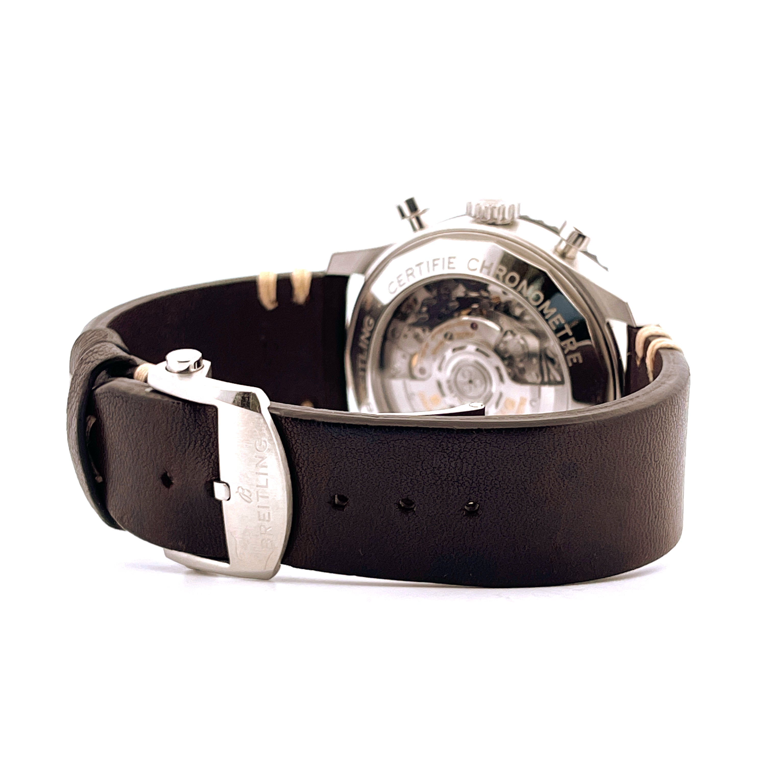 Breitling Aviator 8 B01 Chronograph 43 Mosquito Rückseite mit Lederarmband und Stiftschließe