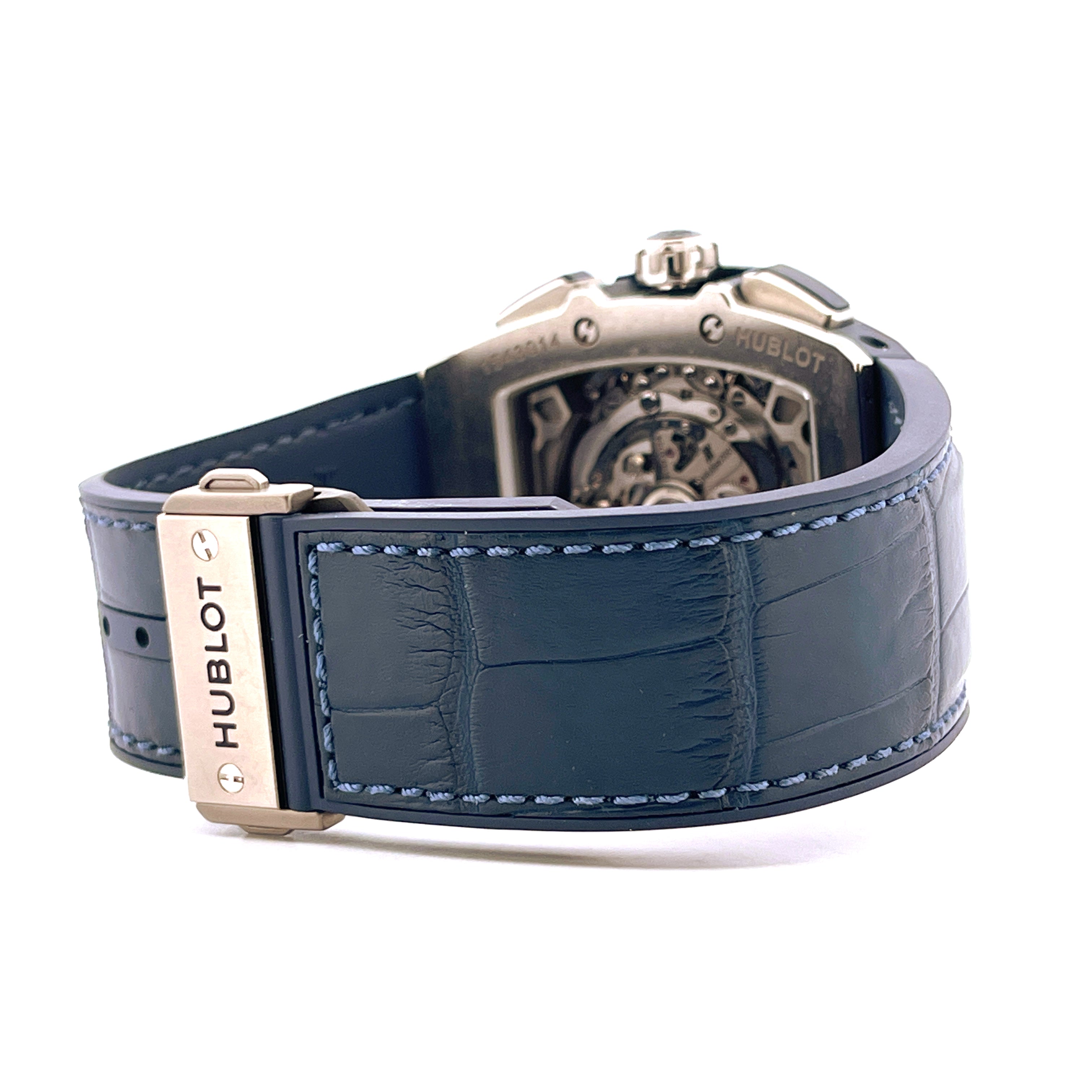 Detail der Rückseite einer Hublot Spirit Of Big Bang Blue Titan mit blauem Krokodillederarmband und Titan-Faltschließe