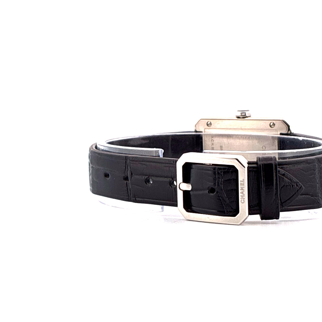 Chanel Boyfriend Uhr mit schwarzem Lederarmband und silberner Schließe Nahaufnahme von der Seite