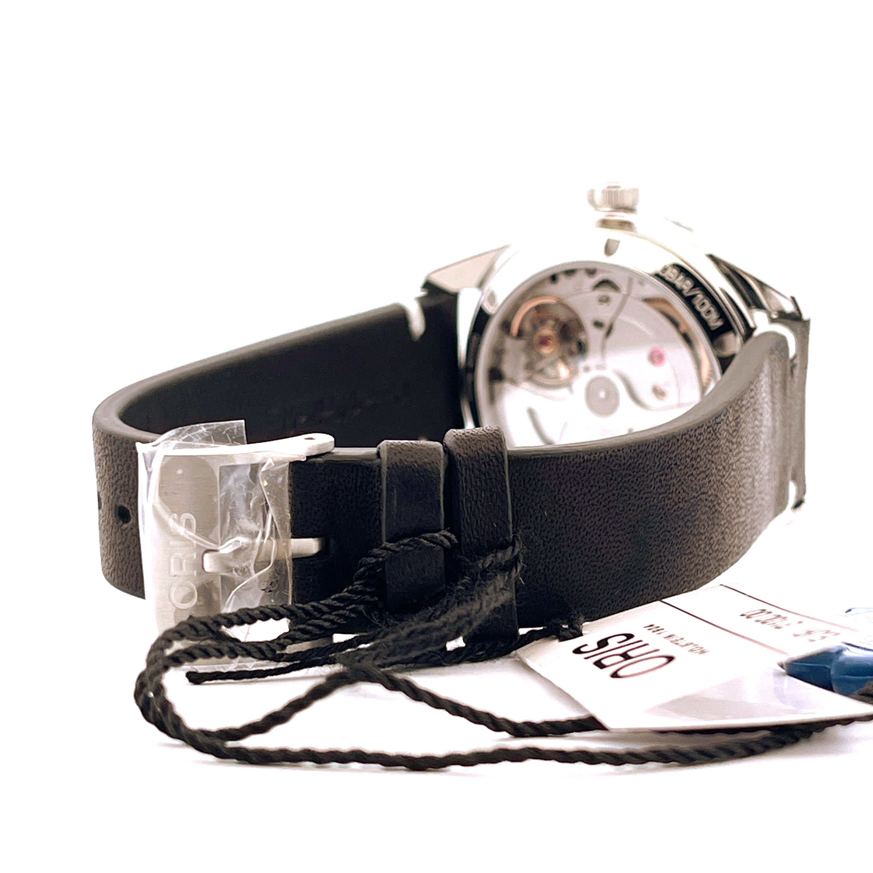 Oris Divers Sixty Five mit schwarzem Lederarmband, Edelstahl Dornschließe und Sichtboden auf weißem Hintergrund