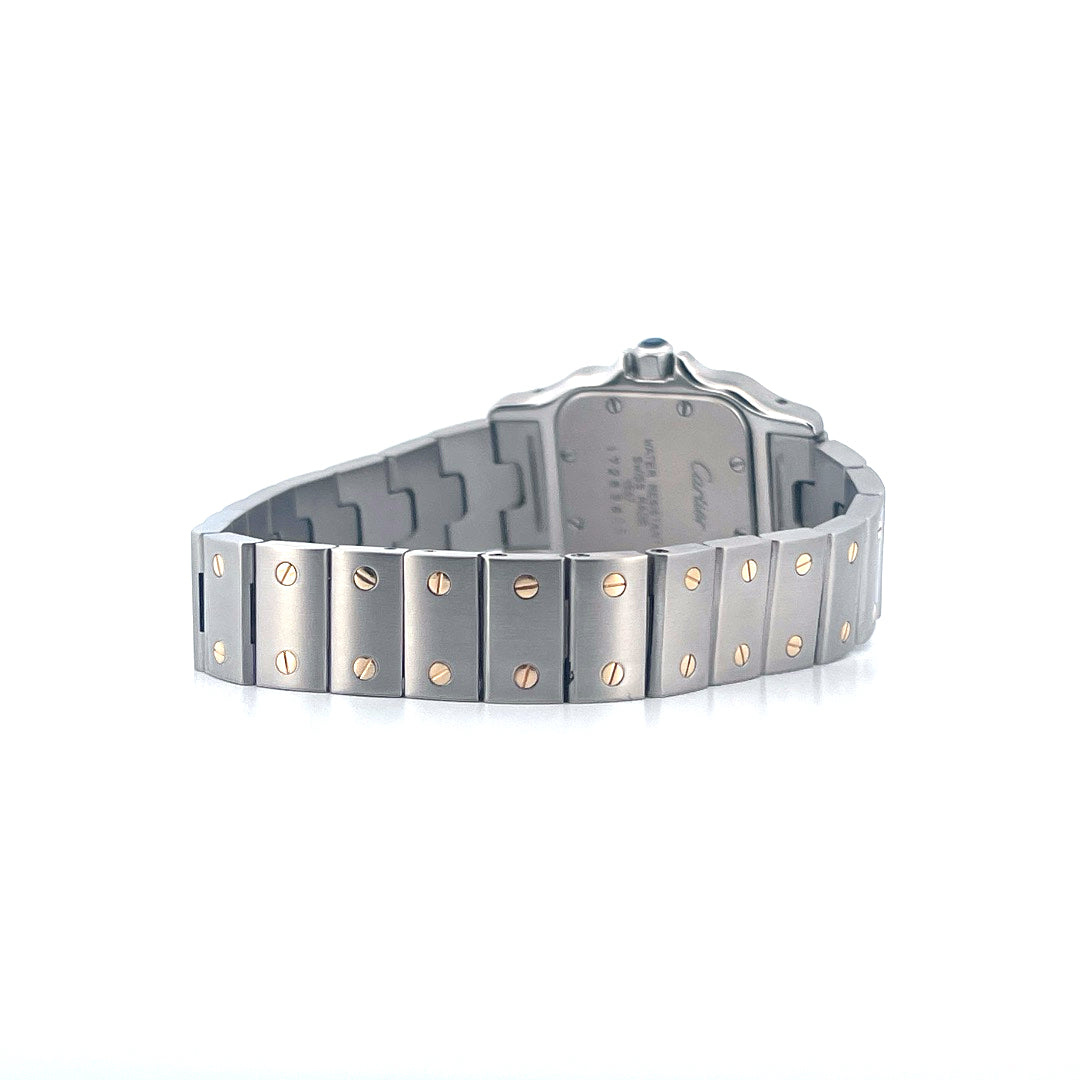 Cartier Santos Galbée Uhr von der Seite gesehen mit einem Edelstahlarmband und gelbgoldenen Schrauben