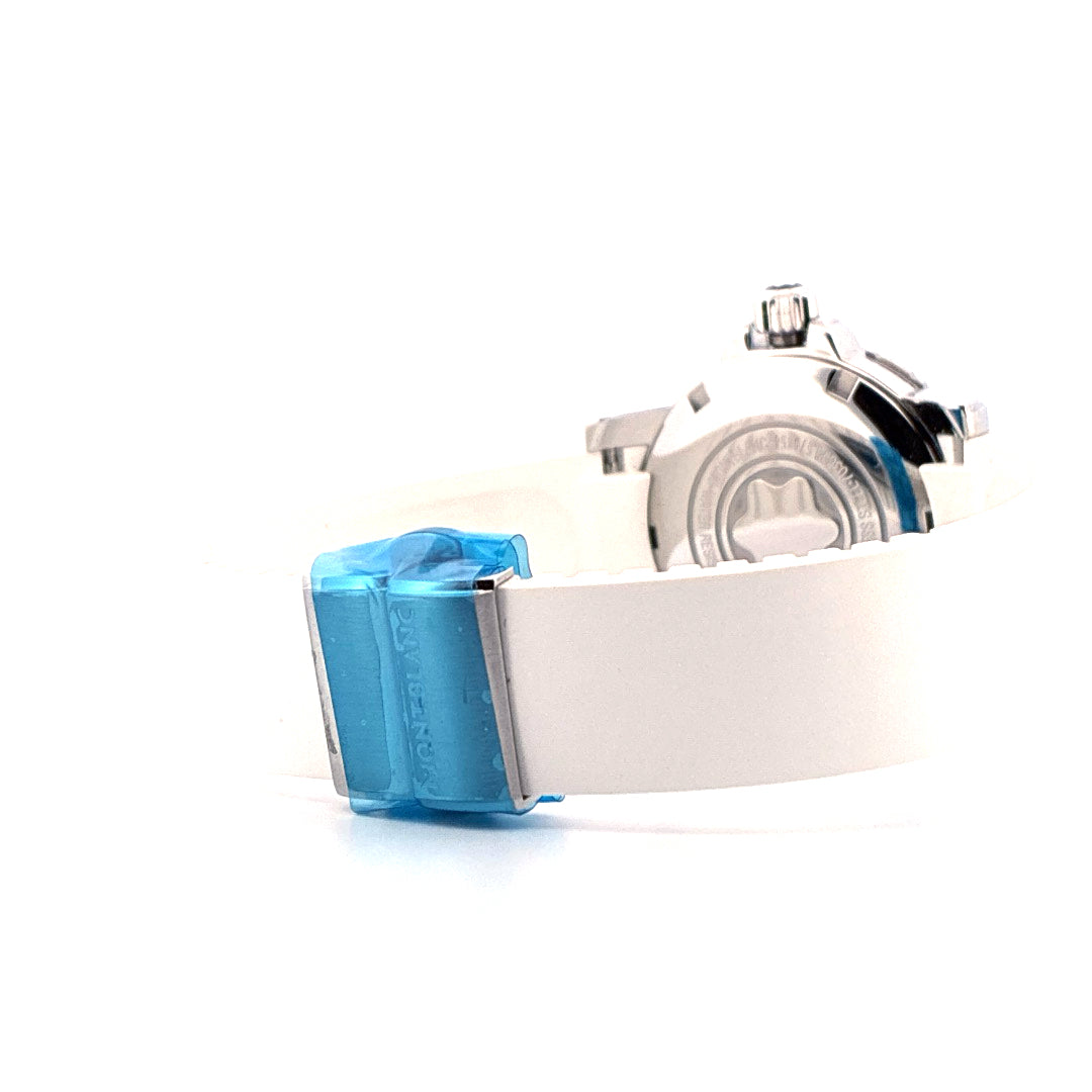 Montblanc Sport Lady 34mm mit weißem Kautschukband und blauer Schutzfolie auf der Schließe