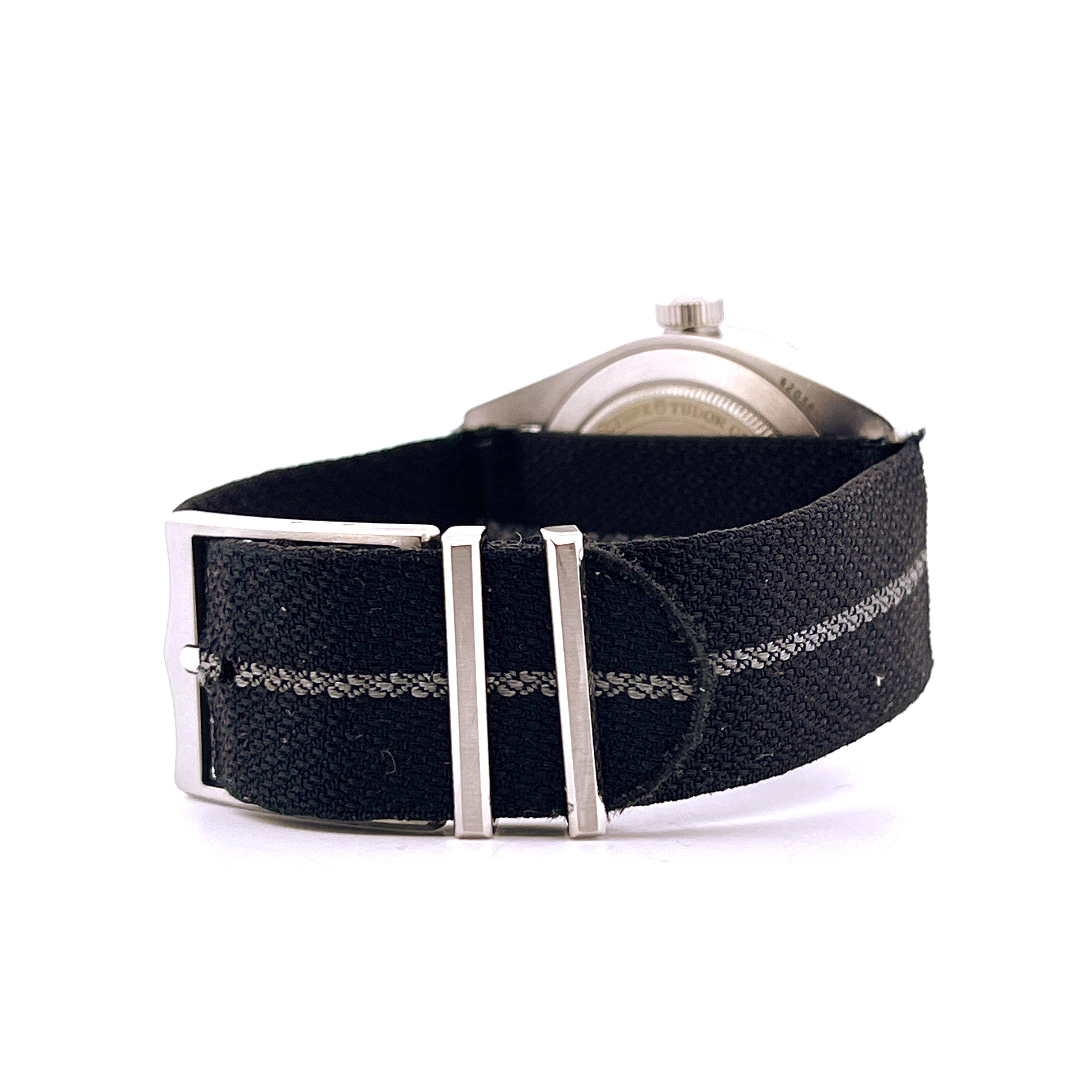 Seitenansicht eines Tudor Black Bay Fifty-Eight mit schwarzem Stoffarmband und Metallschnalle