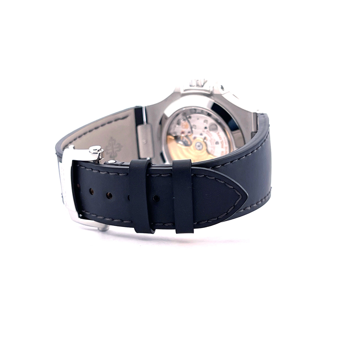 Patek Philippe Nautilus Annual Calendar 5726A-001 / premium Condition / Full Set / second Strap / Germany / 2025, Rückansicht mit Gehäuseboden, Armband und Schließe vor weißem Hintergrund