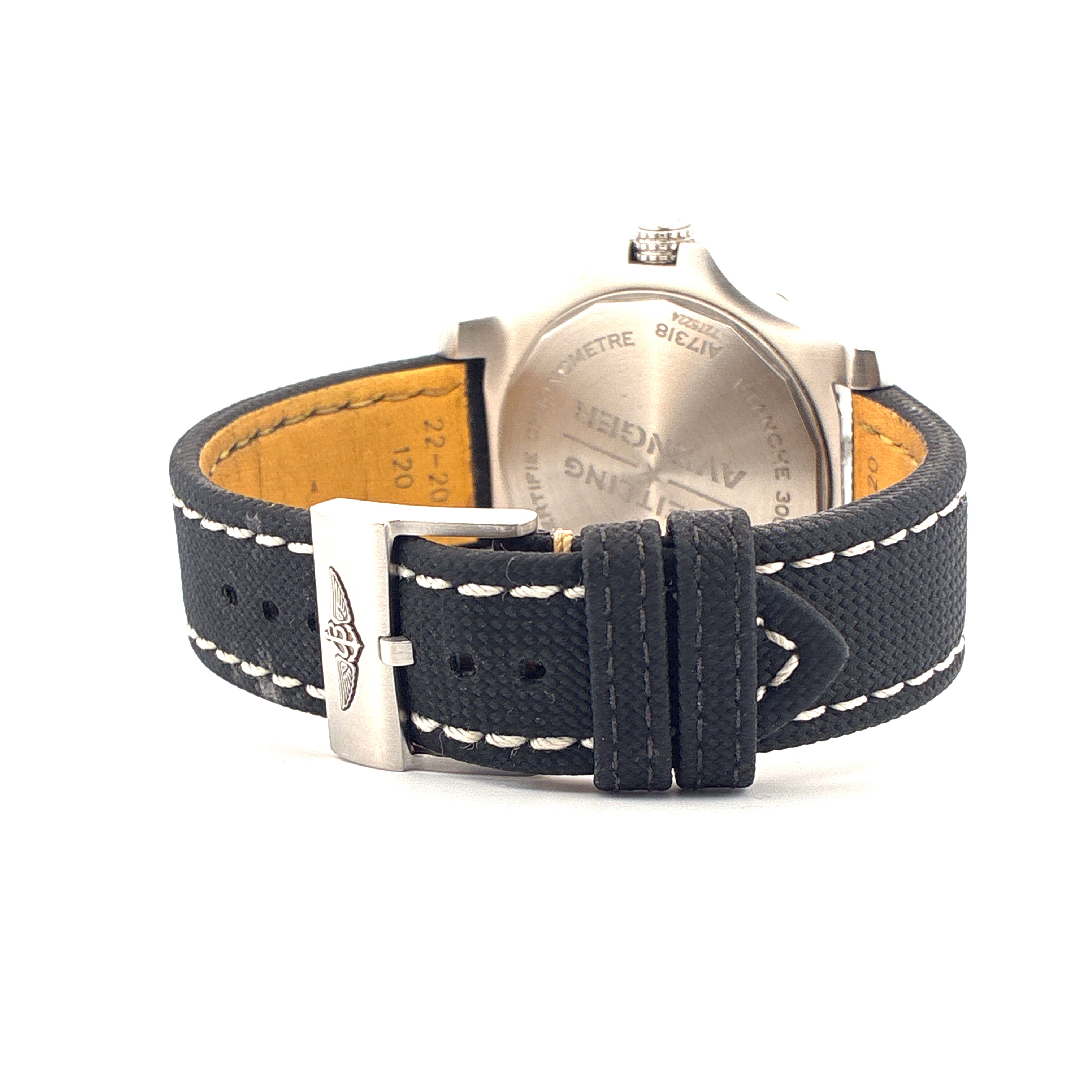 Breitling Avenger Armband und Rückseite mit Gravur auf weißem Hintergrund