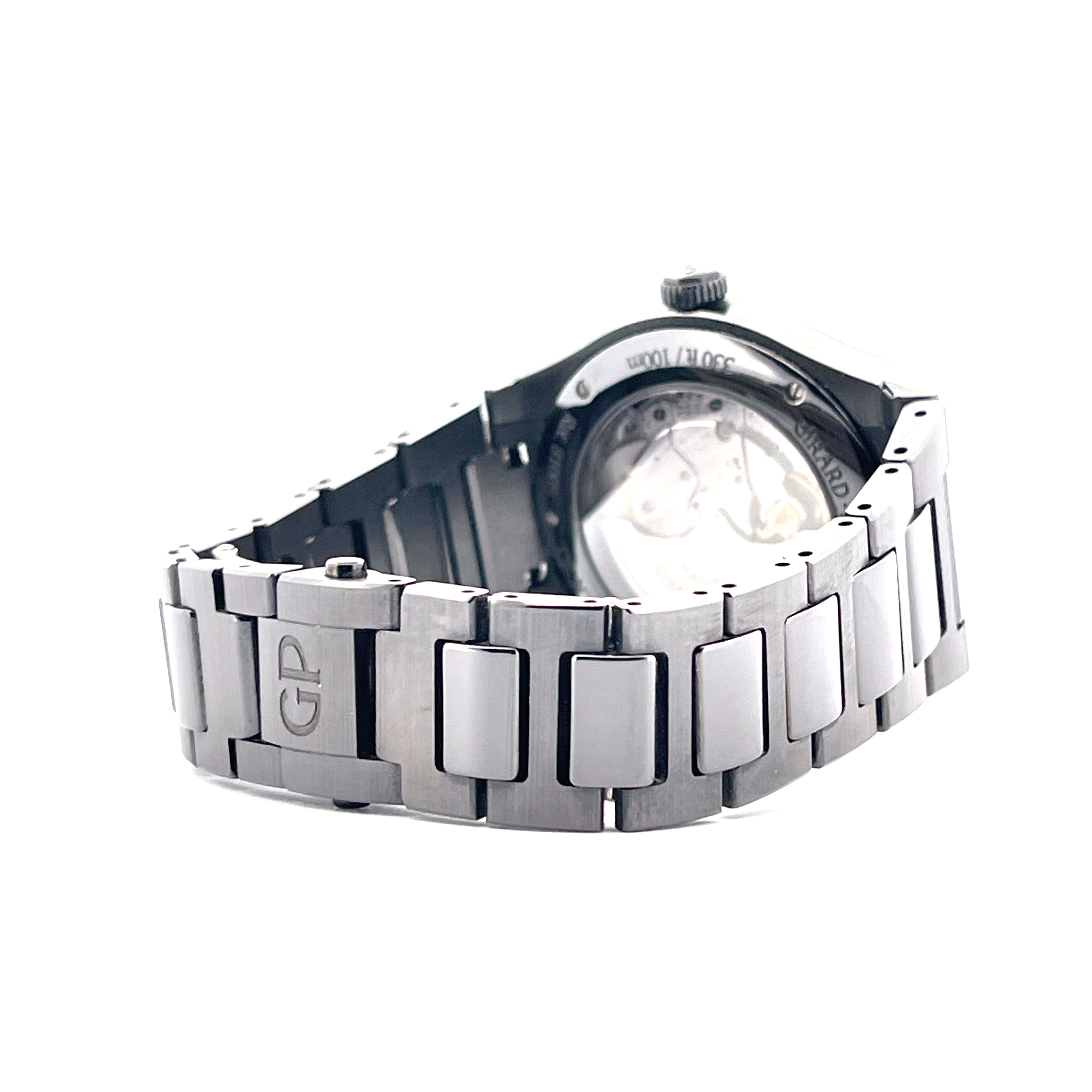 Seitenansicht des Girard Perregaux Laureato 38 Ceramic mit sichtbarem Automatikwerk und Logo auf dem Armband