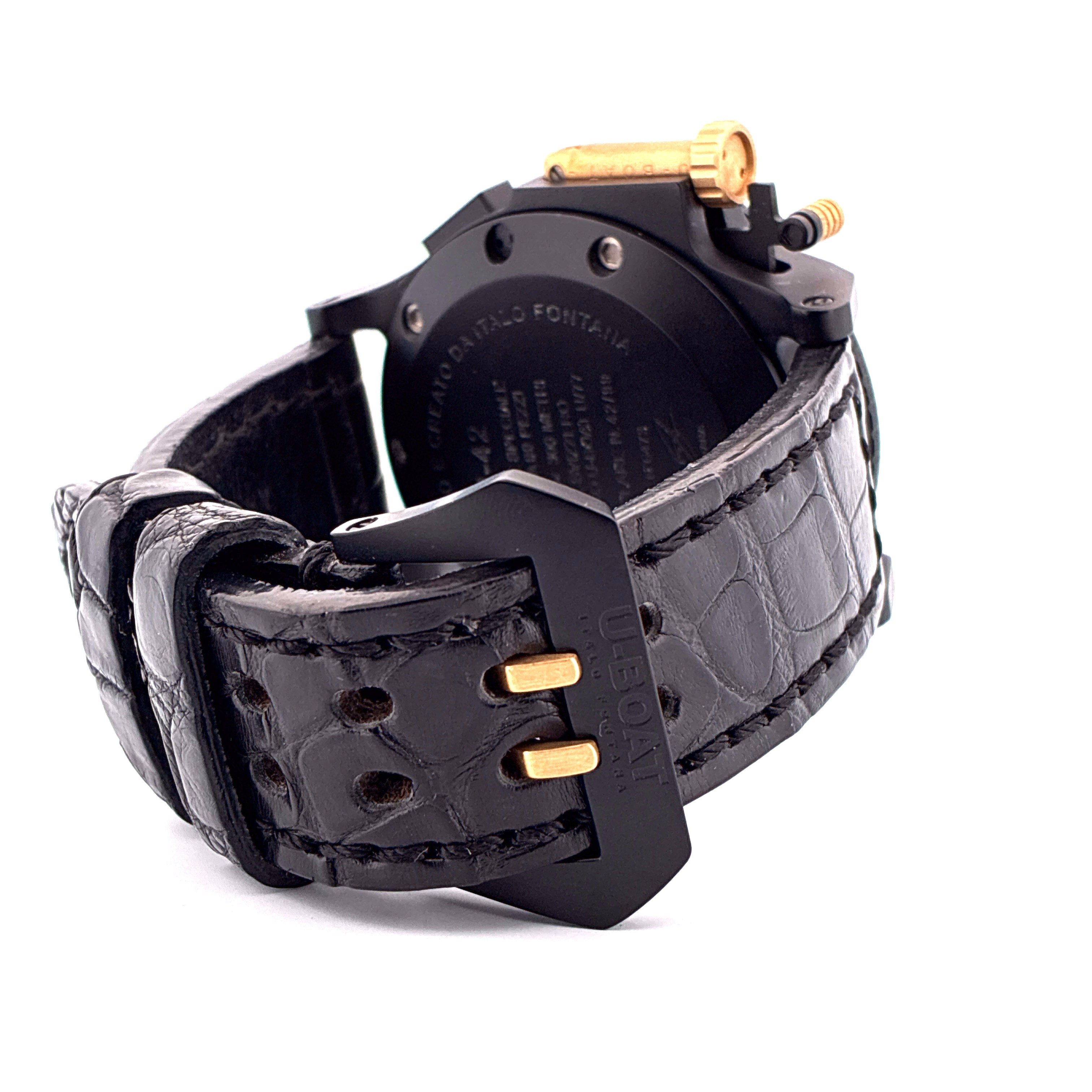 Nahaufnahme einer U-BOAT U-42 Armbanduhr mit schwarzem Krokodillederarmband und schwarzer Schliesse