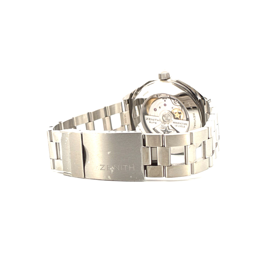 Rückansicht der Zenith Defy Revival A3691 37mm mit Sichtboden und Edelstahluhrband