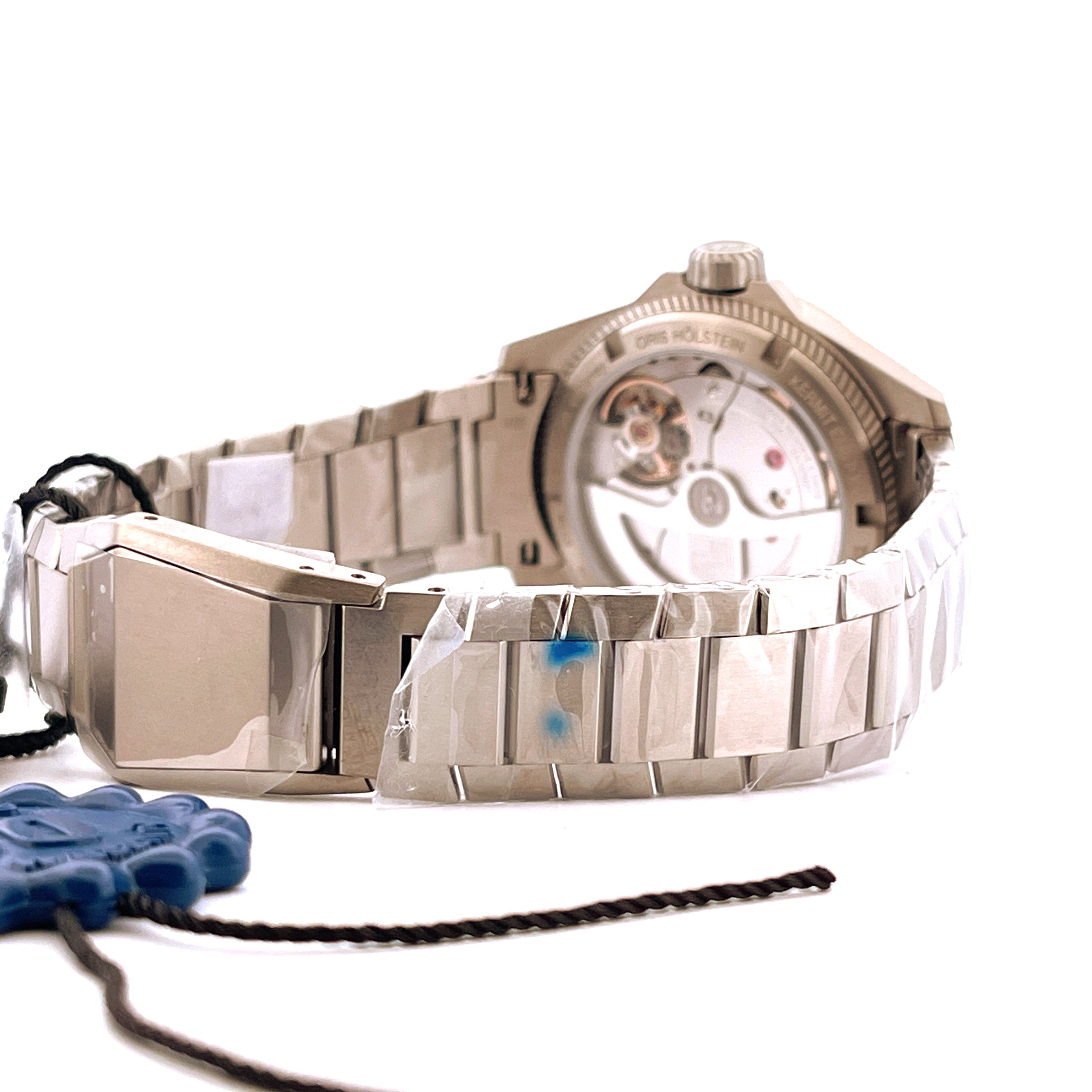 Oris Pro Pilot x Kermit mit sichtbarem Uhrwerk und Titangehäuse auf weißem Hintergrund