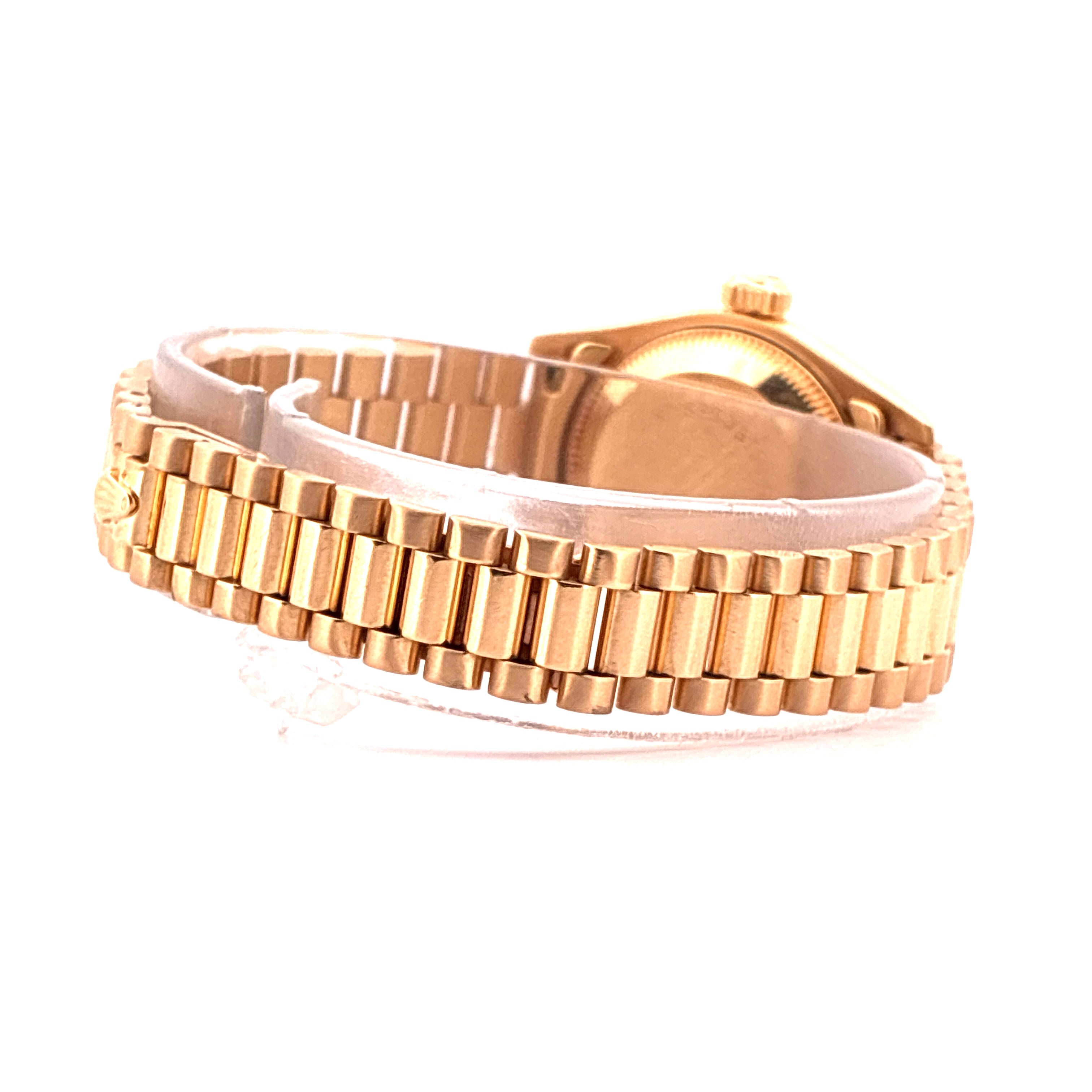 Goldene Rolex Lady-Datejust von der Seite mit detailliertem Armband auf weißem Hintergrund