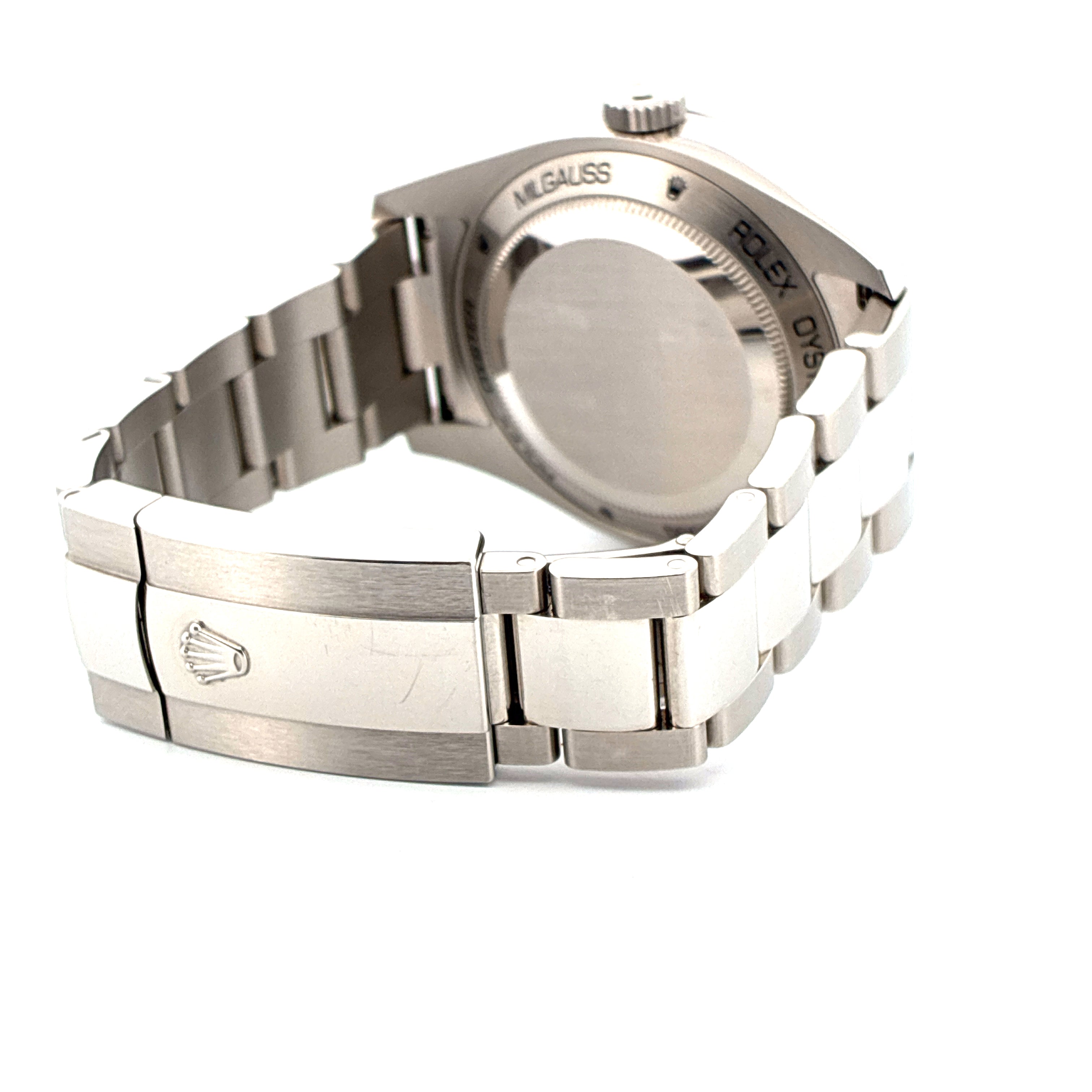 Nahaufnahme der Rückseite eines Rolex Milgauss Stahlarmbands und Gehäuses auf weißem Hintergrund