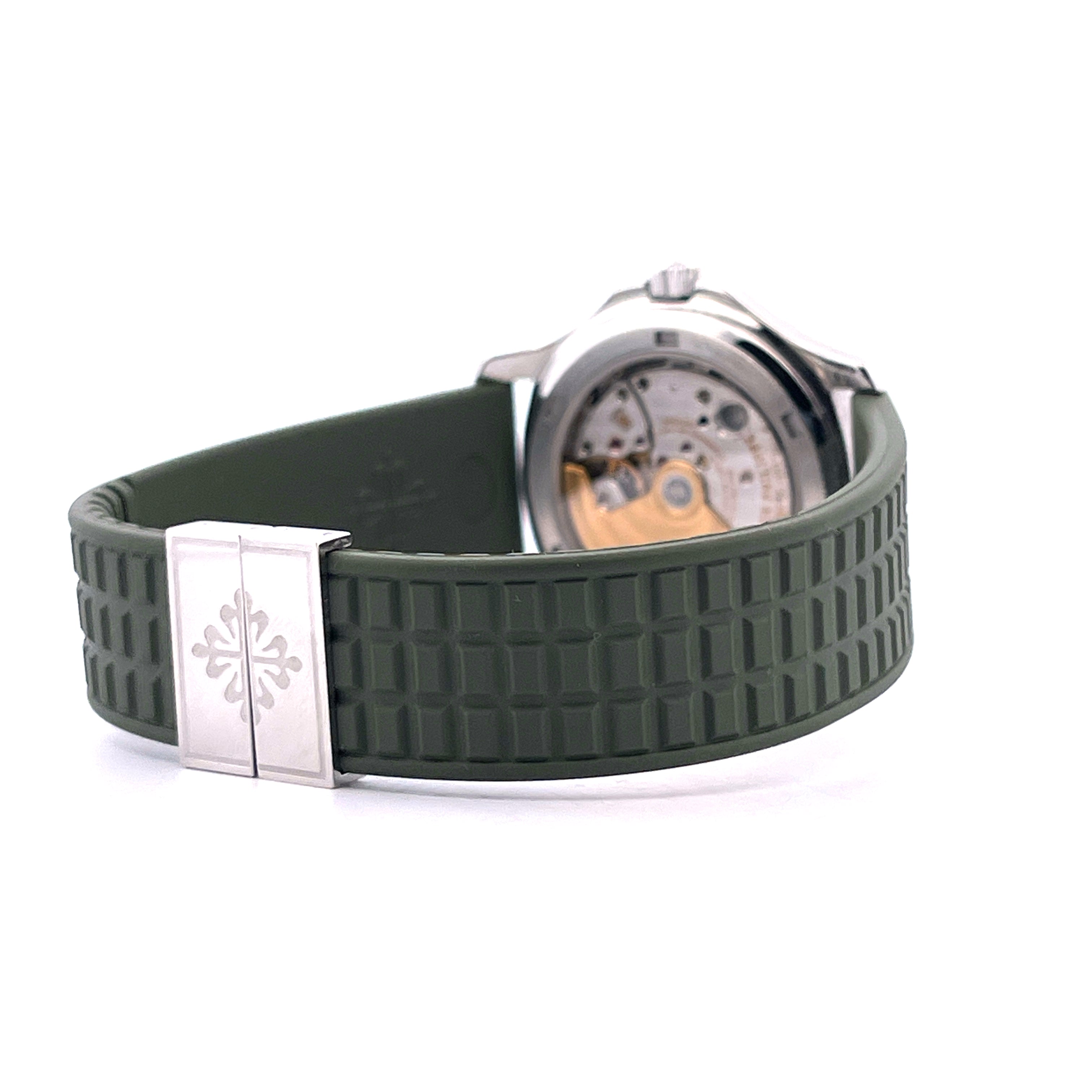 Patek Philippe Aquanaut 38mm mit grünem Kautschukband und silberner Schließe im Detail