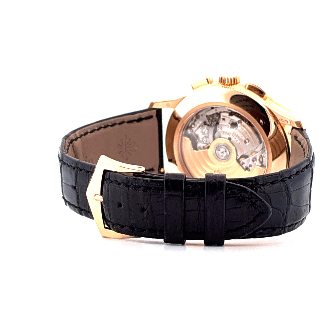 Patek Philippe Annual Calendar Chronograph Roségold Rückansicht mit schwarzem Lederarmband und sichtbarem Uhrwerk
