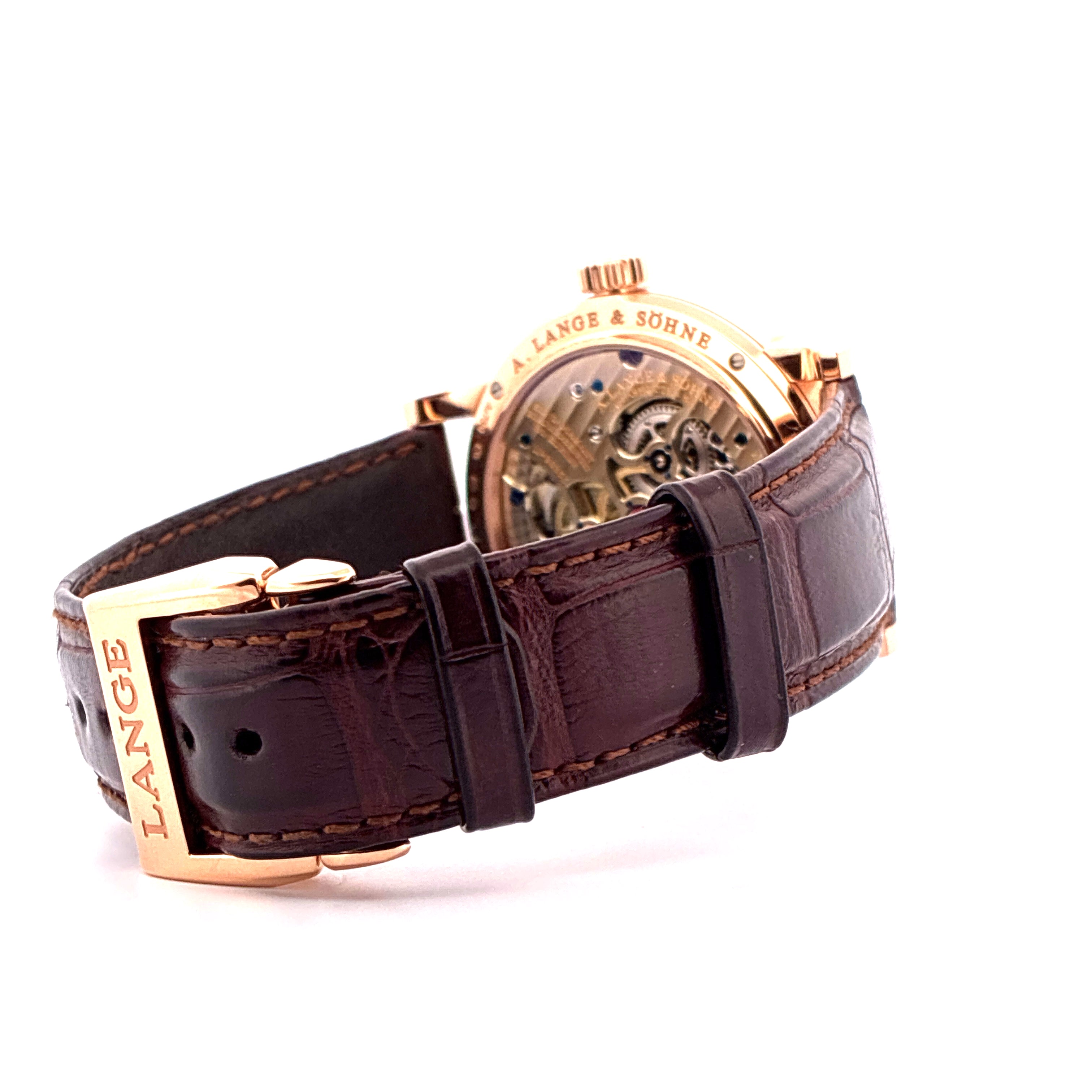 Nahaufnahme einer A. Lange & Söhne Tourbillon Pour Le Merite mitbraunem Kroko-Lederarmband und Roségold-Schließe