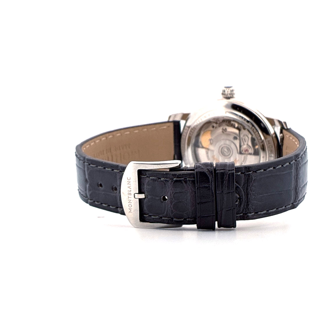 Rückansicht einer Montblanc Star Legacy Small Second Uhr mit schwarzem Lederarmband und Edelstahlschließe